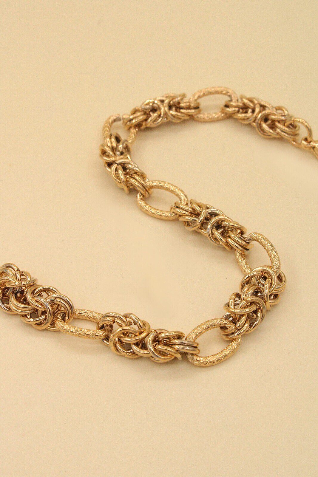 Grossista MAISON OKAMI - Bracciale in acciaio inossidabile con design intrecciato e maglie raffinate