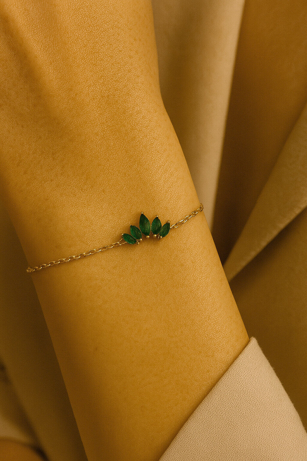 Grossiste MAISON OKAMI - Bracelet raffiné à cristaux en éventail