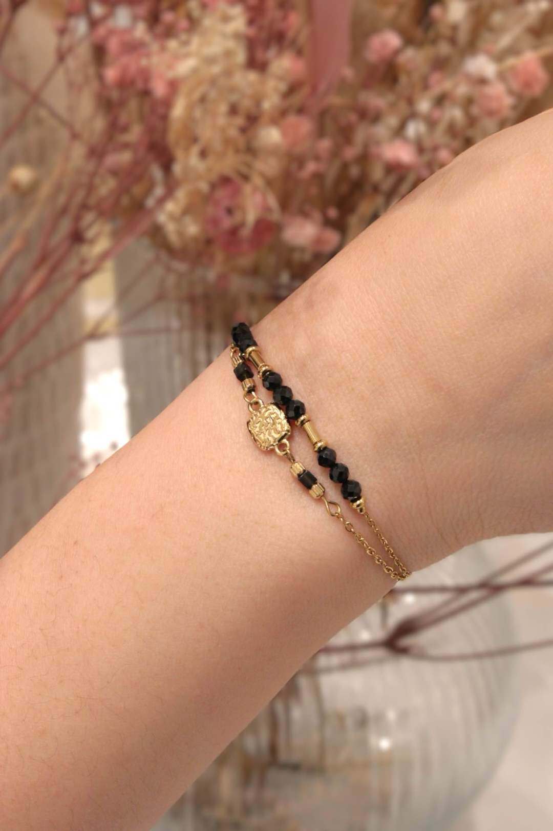 Grossiste MAISON OKAMI - Bracelet élégant en pierre naturelle avec motif doré
