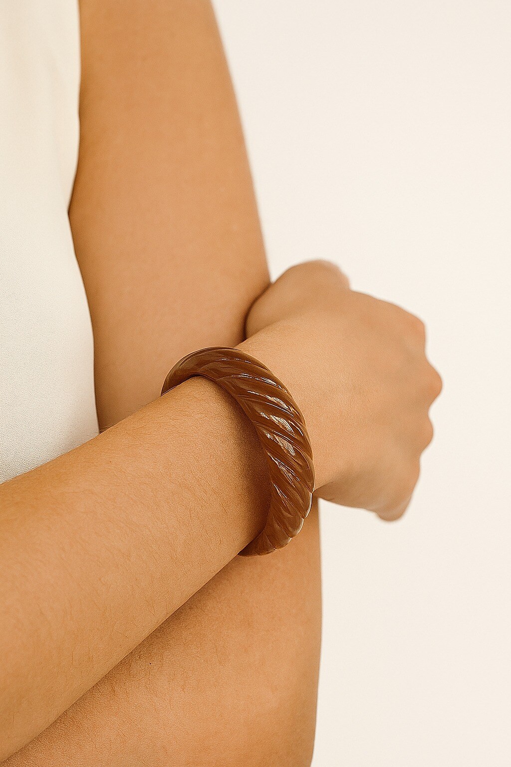 Wholesaler MAISON OKAMI - Twisted cuff bracelet with sculpted resin effect