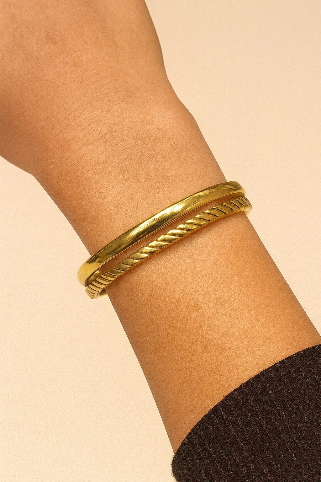 Wholesaler MAISON OKAMI - Textured bangle bracelet with a shiny finish