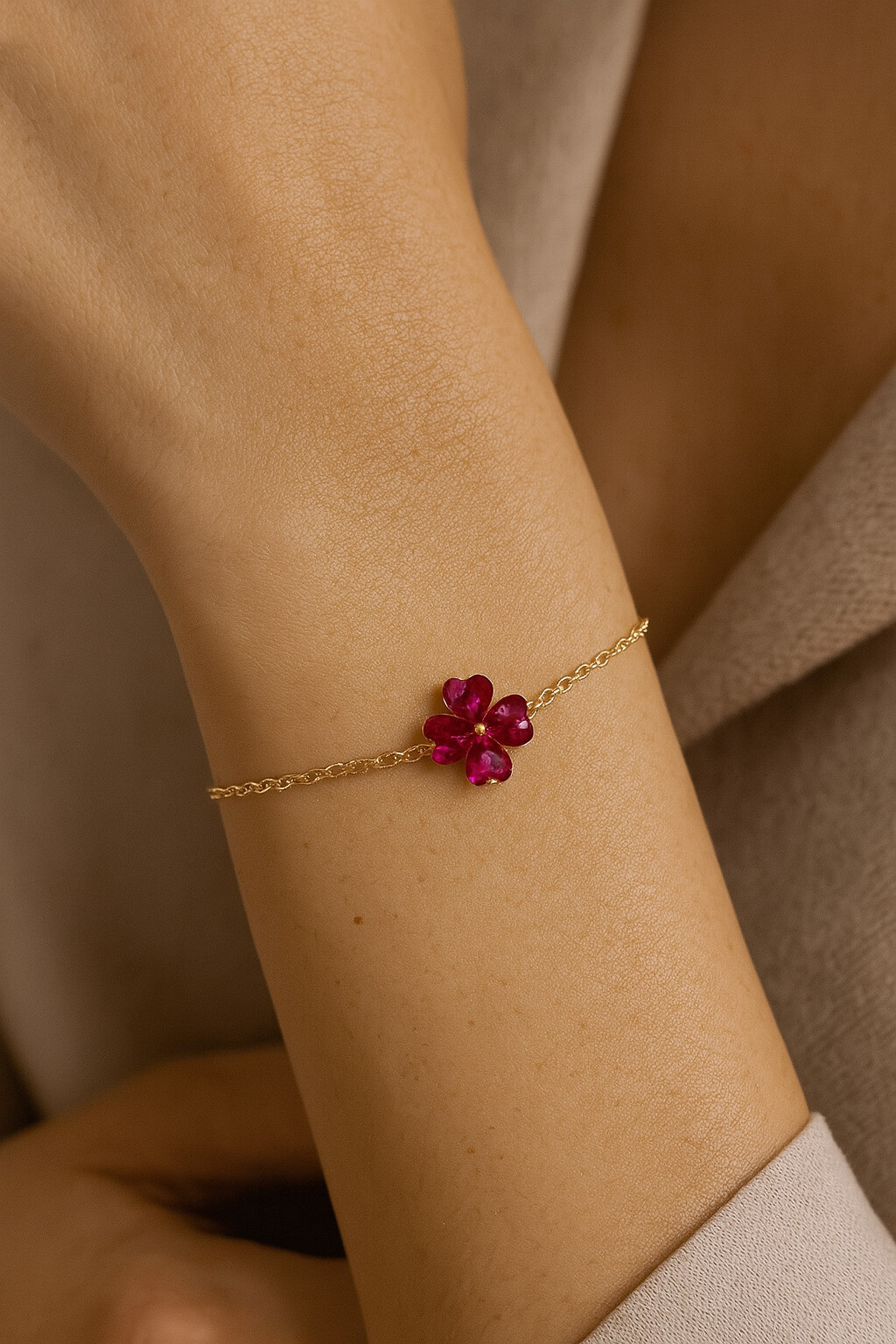 Grossista MAISON OKAMI - Bracciale argentato con quadrifoglio ornato di pietre