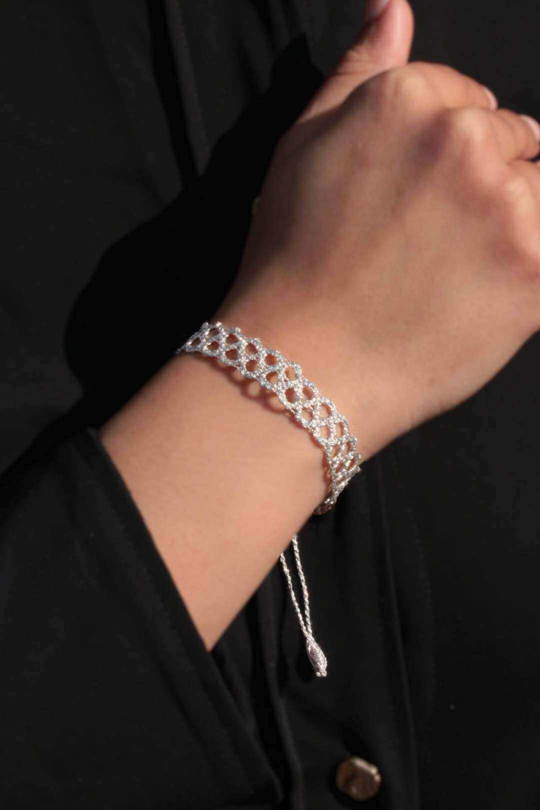 Grossista MAISON OKAMI - Bracciale traforato con nappe