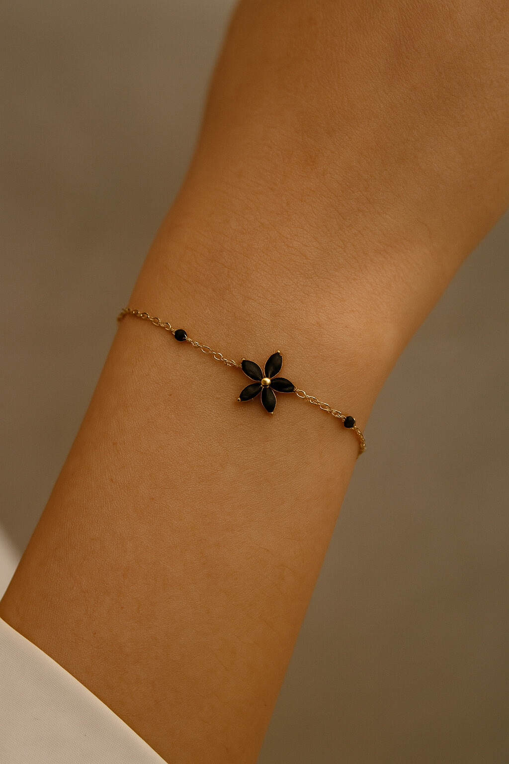 Grossista MAISON OKAMI - Bracciale a fiore raffinato con pietre blu