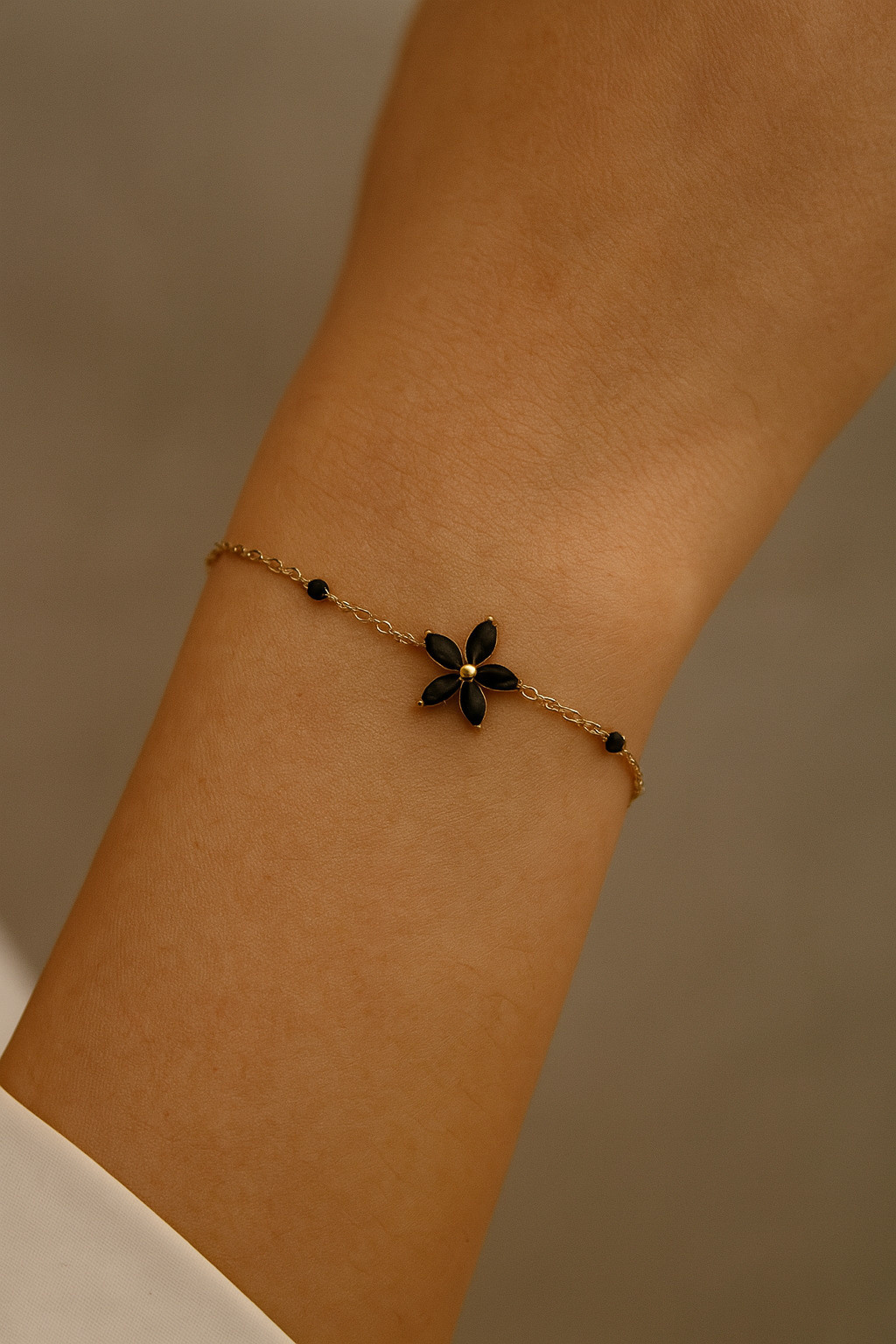 Grossiste MAISON OKAMI - Bracelet fleur raffinée avec pierres bleues