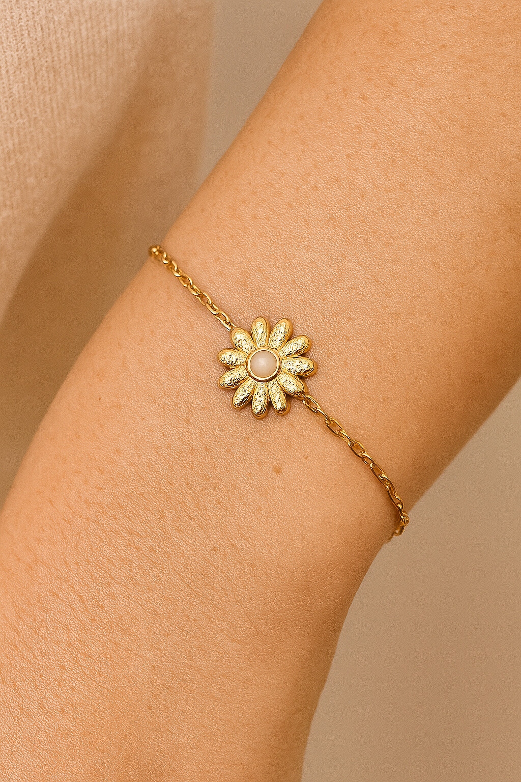 Grossista MAISON OKAMI - Bracciale margherita centrale - Catena sottile dorata