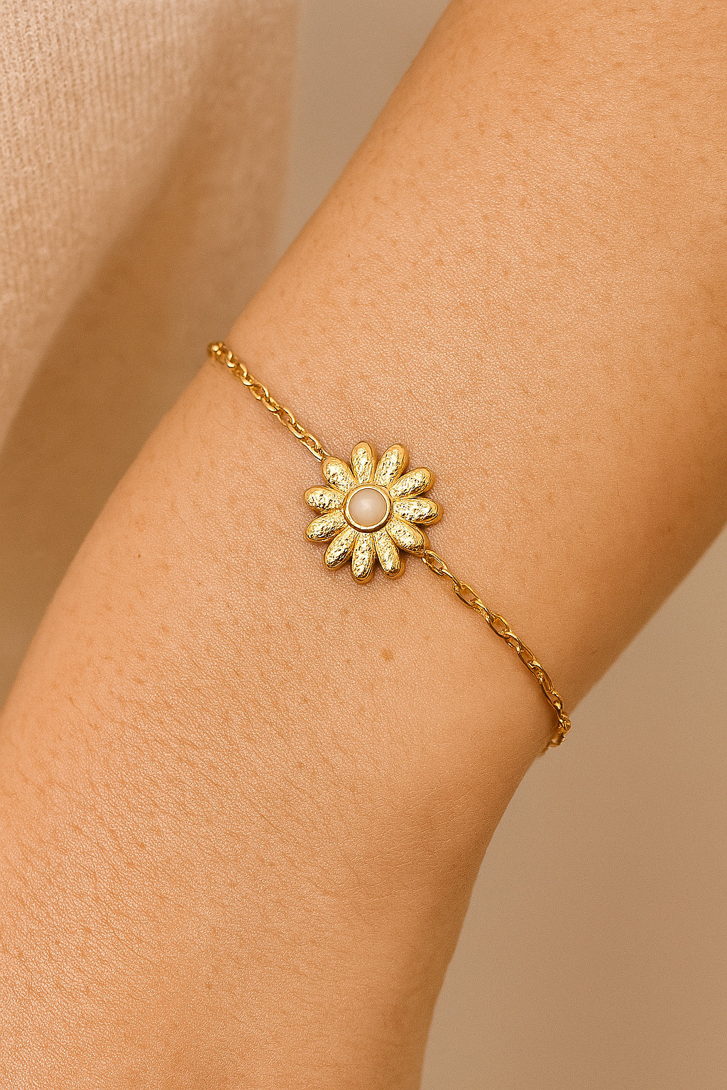 Wholesaler MAISON OKAMI - Central daisy bracelet - Fine gold chain