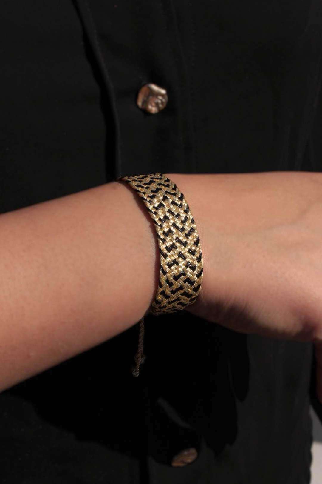 Mayorista MAISON OKAMI - Pulsera trenzada con patrones geométricos