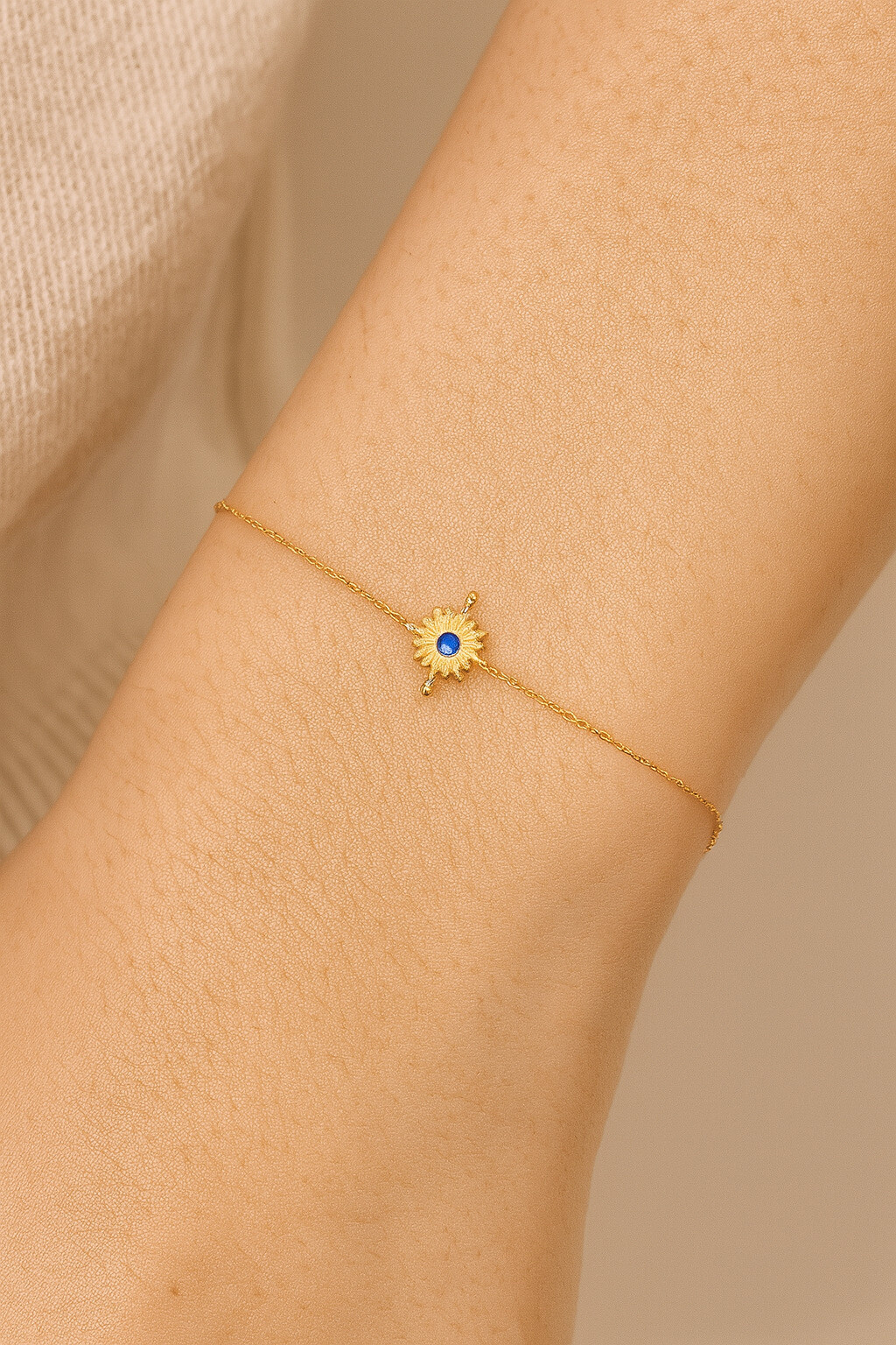 Grossista MAISON OKAMI - Bracciale sottile al sole dorato con zircone centrale
