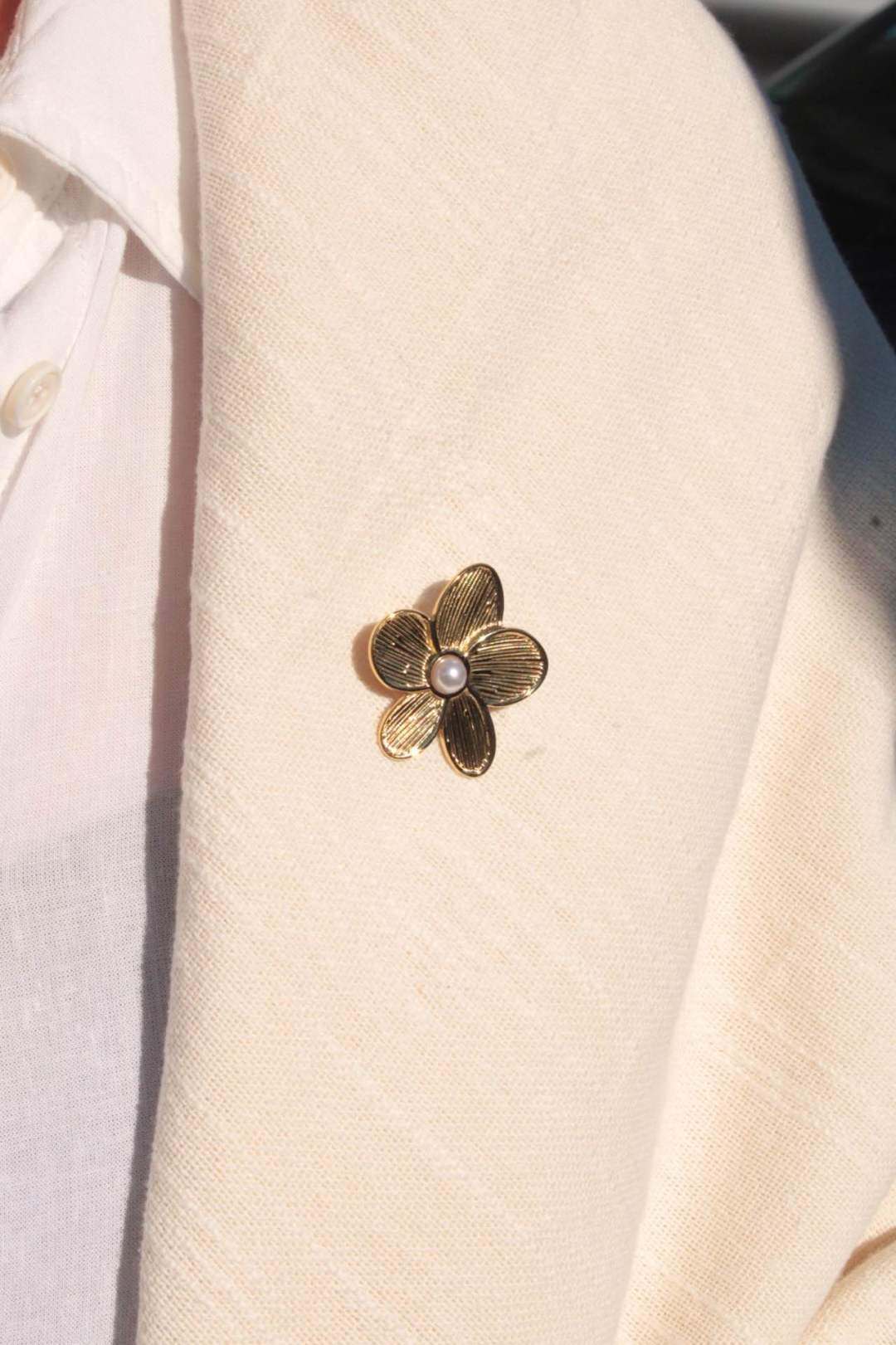 Grossiste MAISON OKAMI - Broche fleur en acier inoxydable avec perle centrale