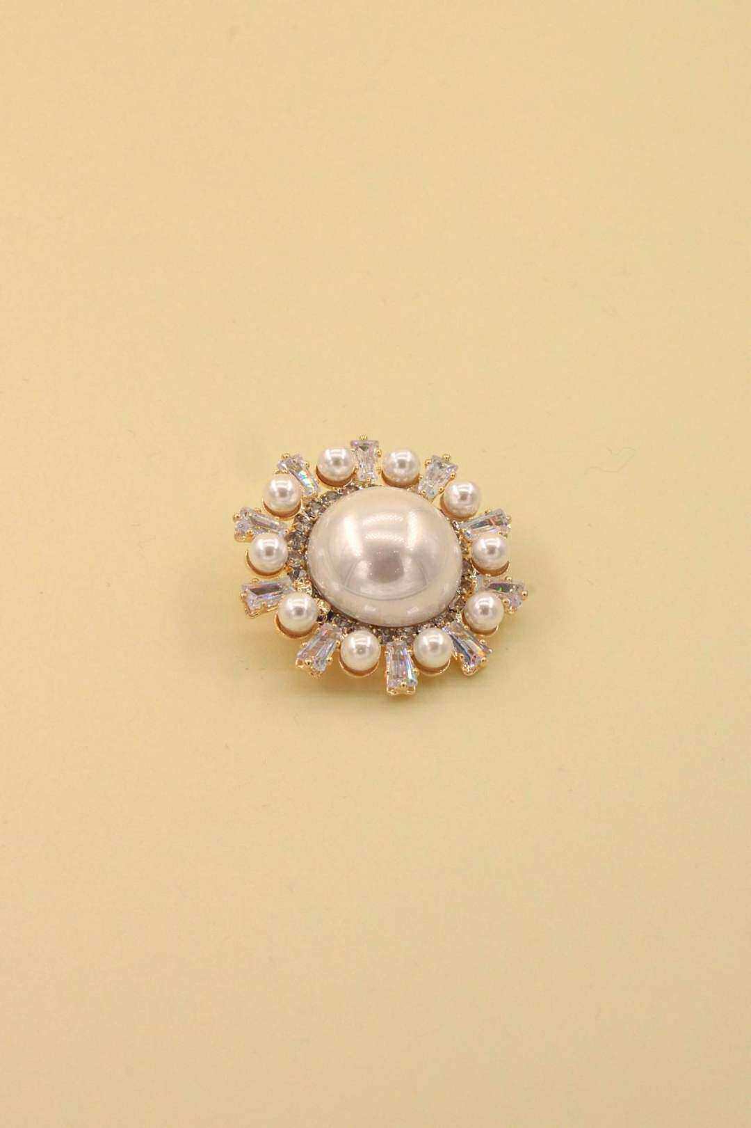 Grossiste MAISON OKAMI - Broche fleur perle et pierres oxyde de zirconium