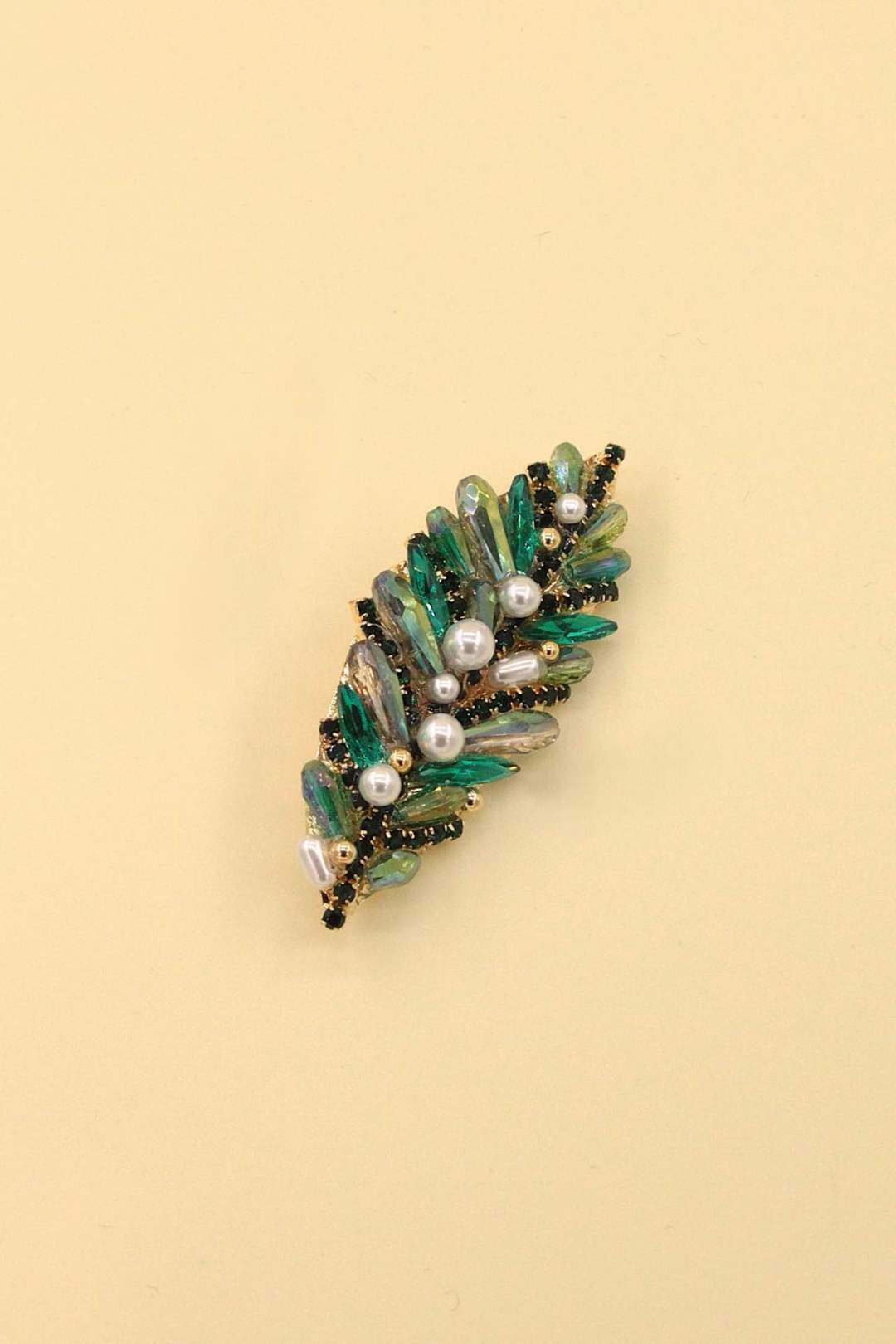 Wholesaler MAISON OKAMI - Leaf Brooch with Pearls and Crystal in Stainless Steel
