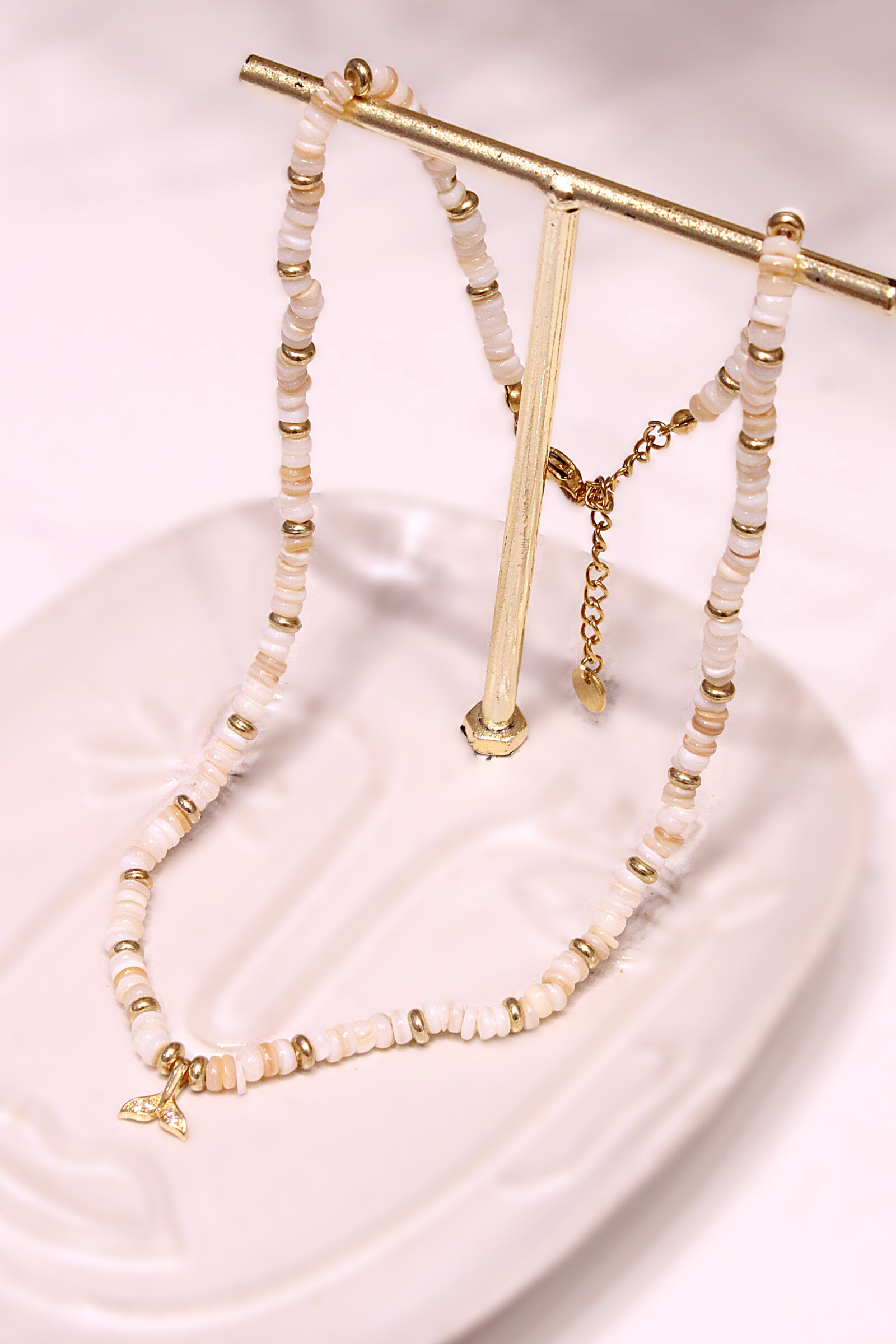 Grossiste MAISON OKAMI - Collier Perles Naturelles et Pendentif Queue de Baleine
