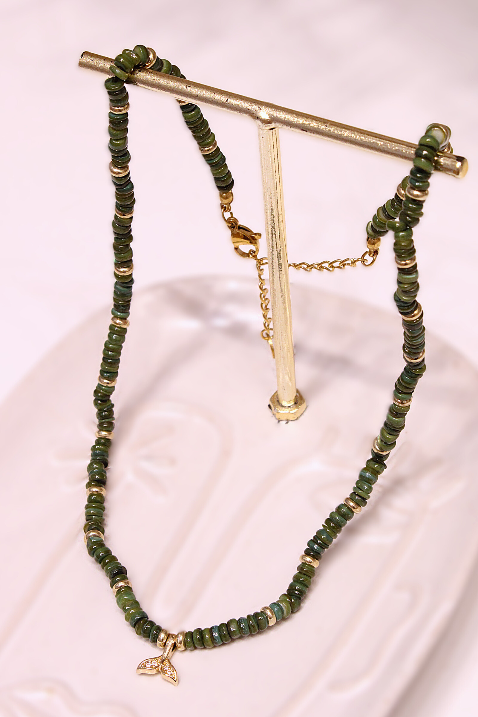 Grossiste MAISON OKAMI - Collier Perles Naturelles et Pendentif Queue de Baleine