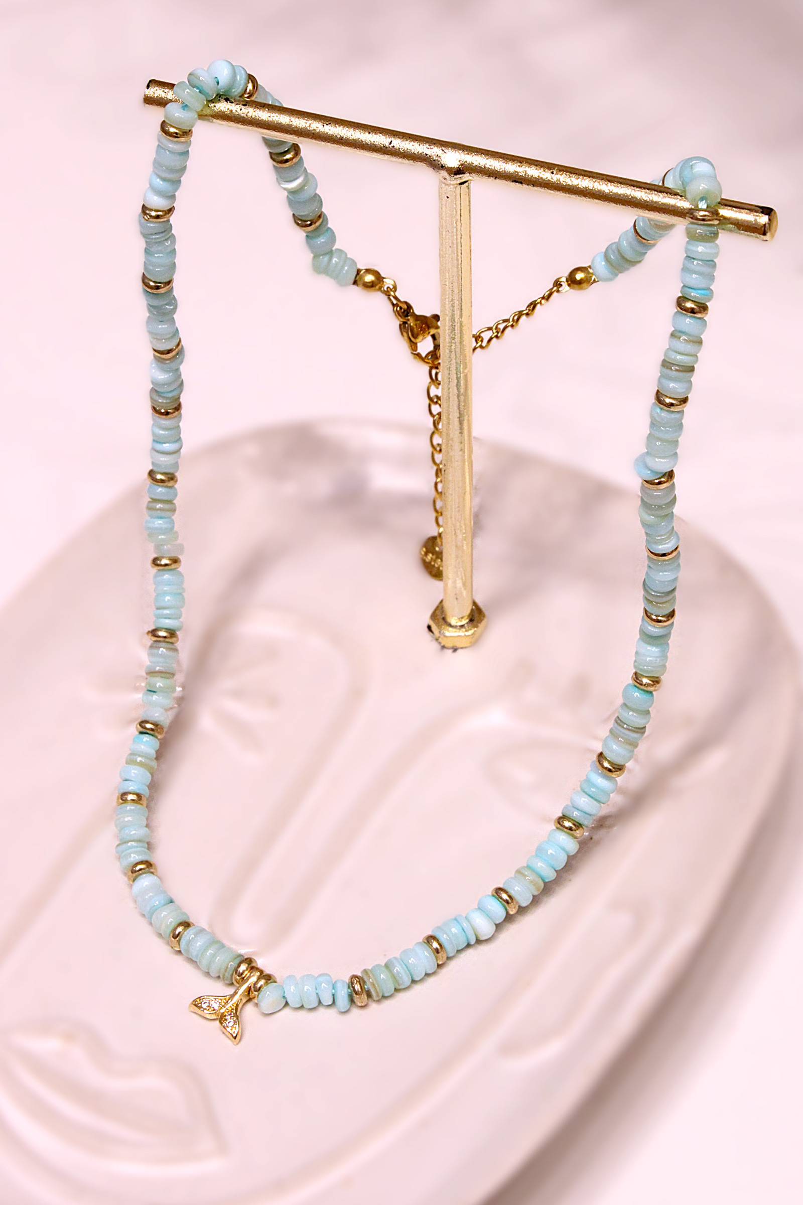 Grossiste MAISON OKAMI - Collier Perles Naturelles et Pendentif Queue de Baleine