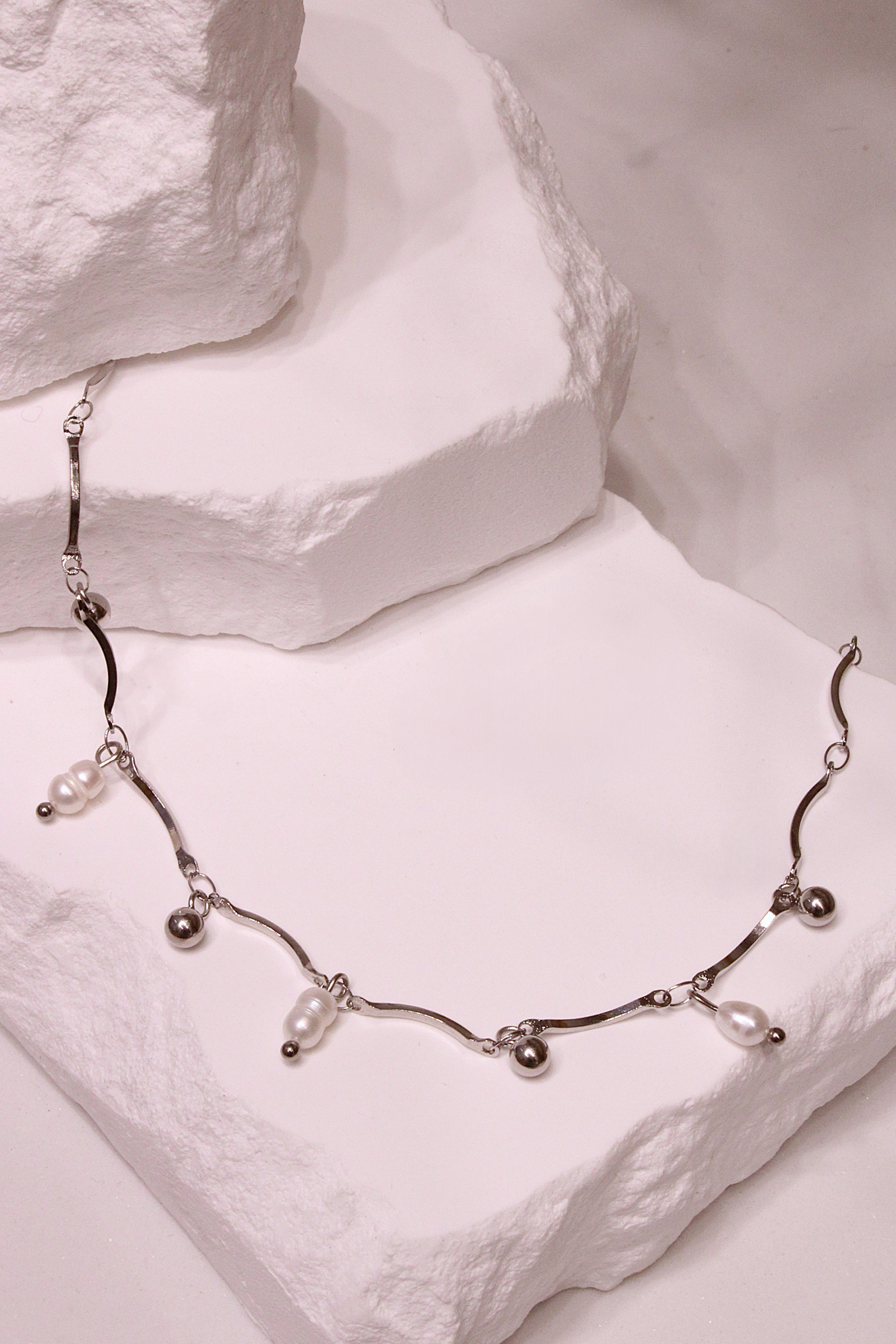 Wholesaler MAISON OKAMI - Golden ankle chain with natural pearls and elegant details