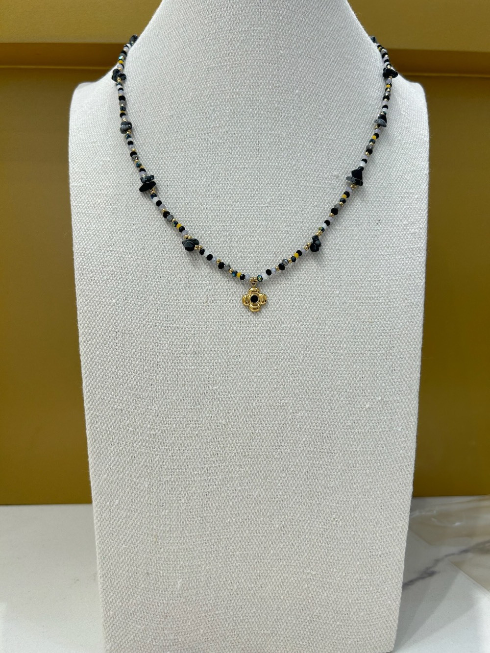 Grossiste MAISON OKAMI - Collier en pierre avec pendentif central en forme géométrique