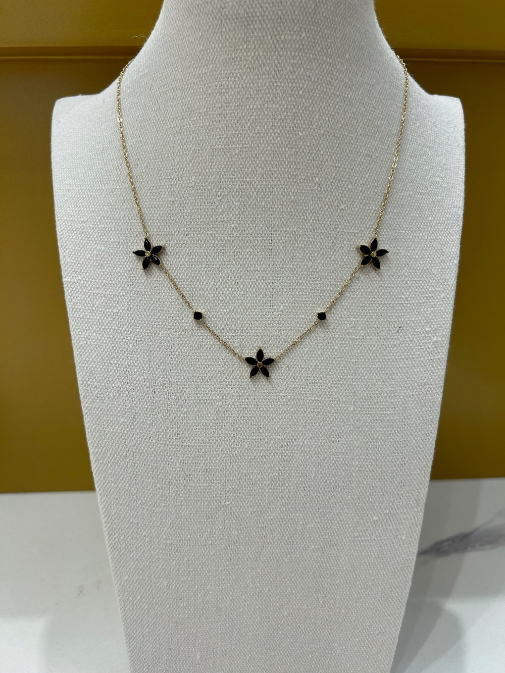 Grossiste MAISON OKAMI - Collier délicat à fleurs et détails en zirconium