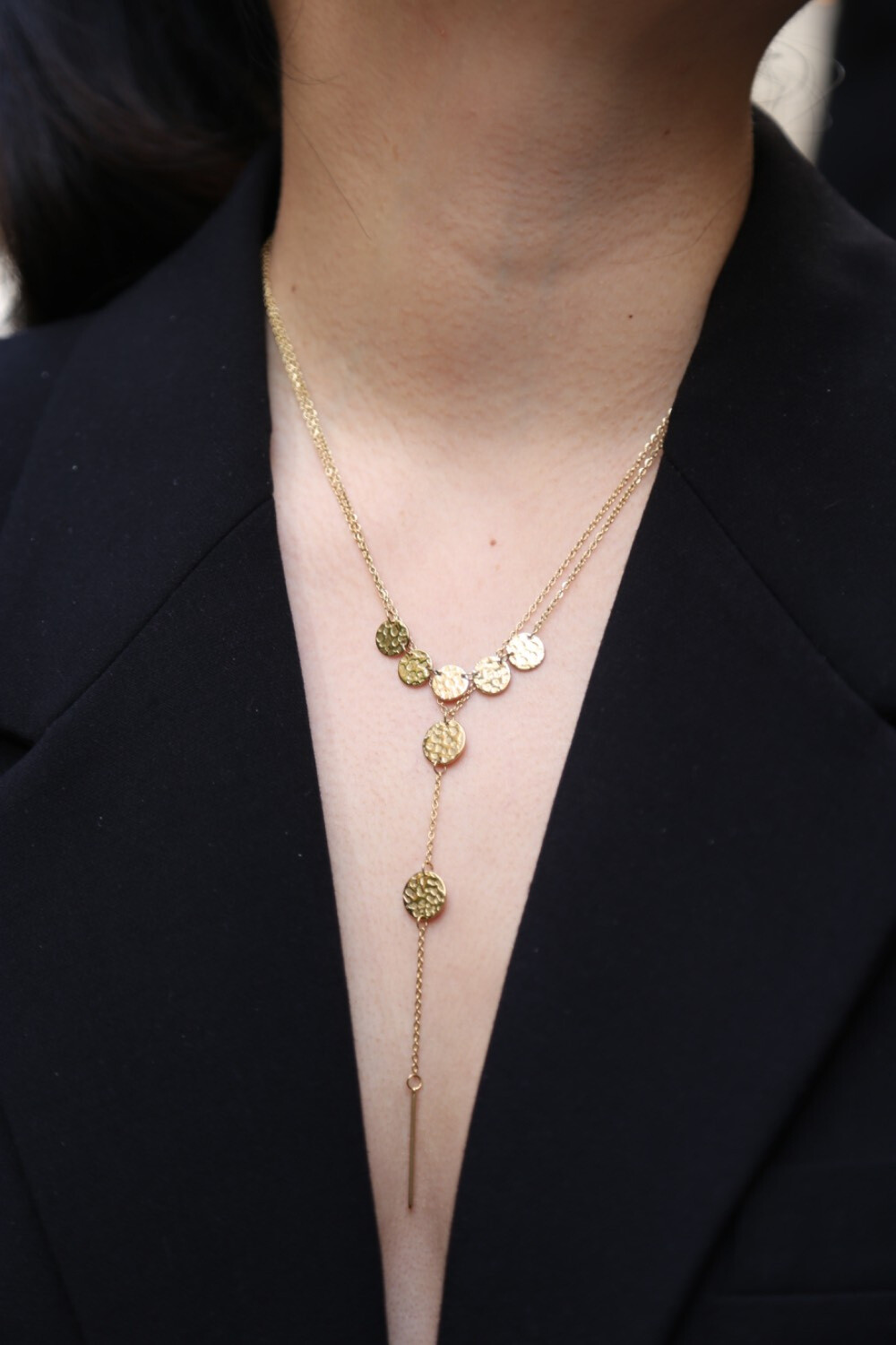 Grossista MAISON OKAMI - Collana con cravatta Y con medaglioni martellati