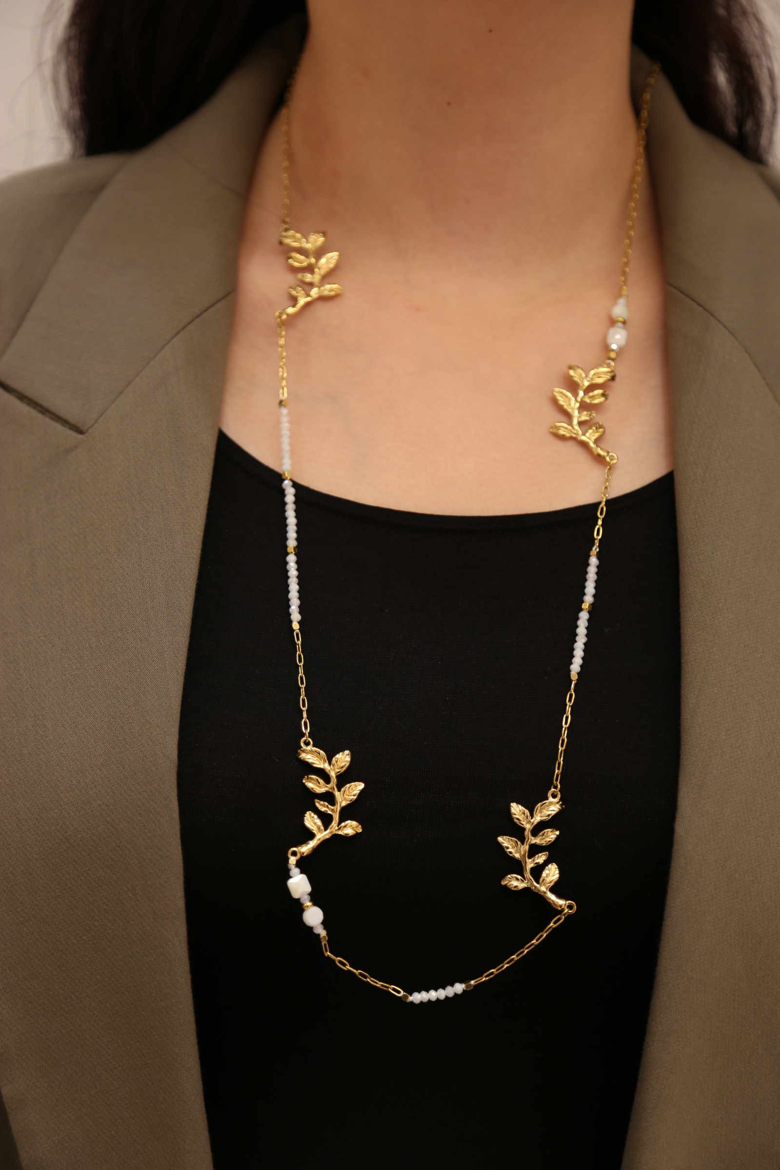 Grossiste MAISON OKAMI - Collier long à feuilles et pierres naturelles