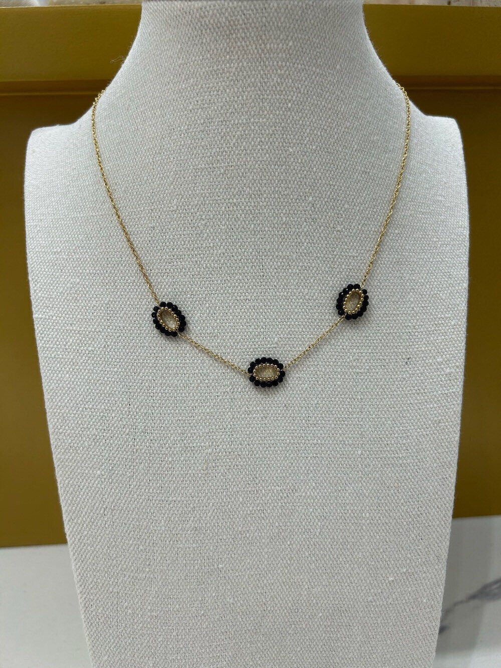 Grossista MAISON OKAMI - Collana elegante con pendenti ovali e incastonature di pietre naturali