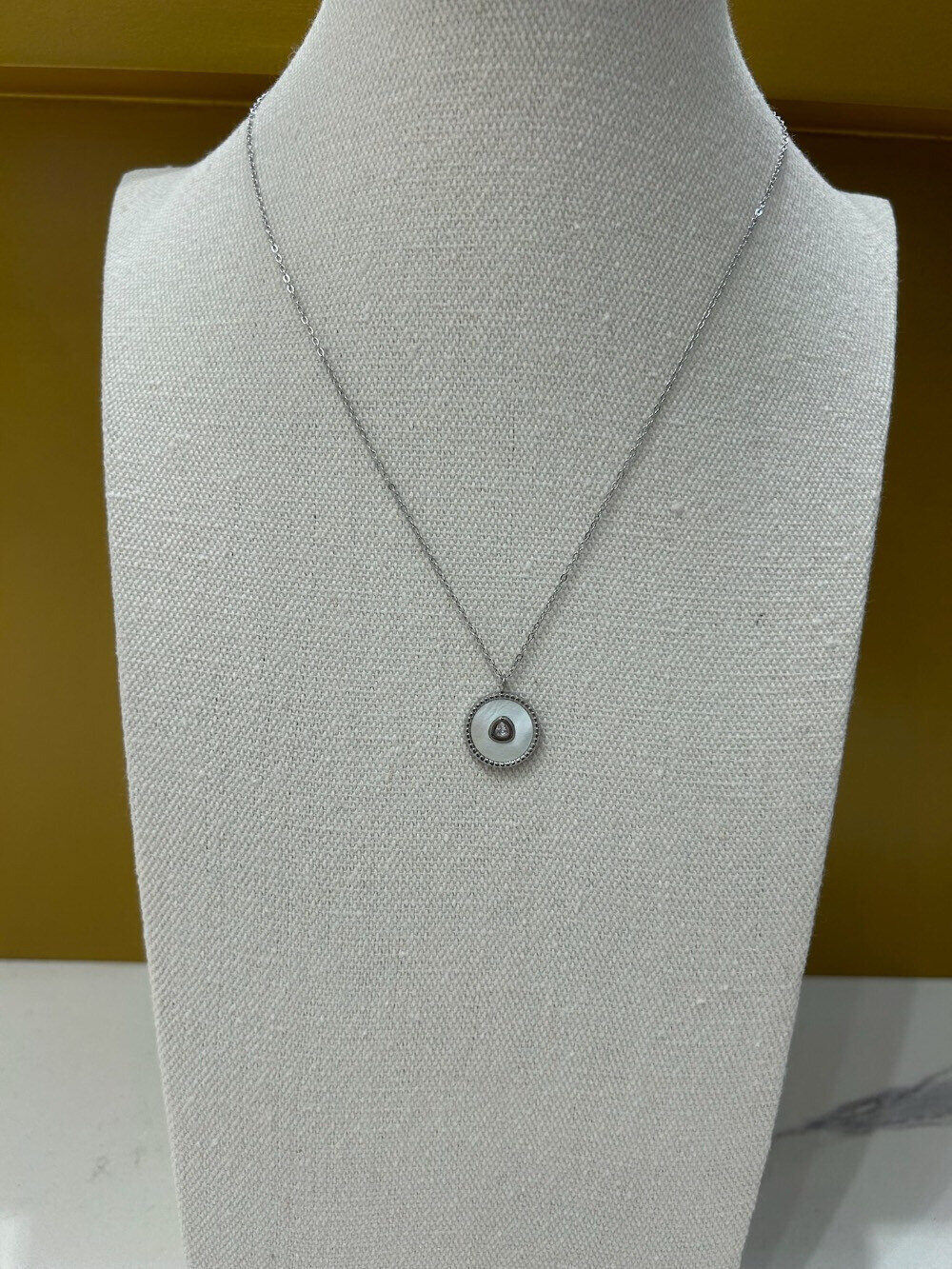 Grossista MAISON OKAMI - Elegante collana in zirconio e madreperla