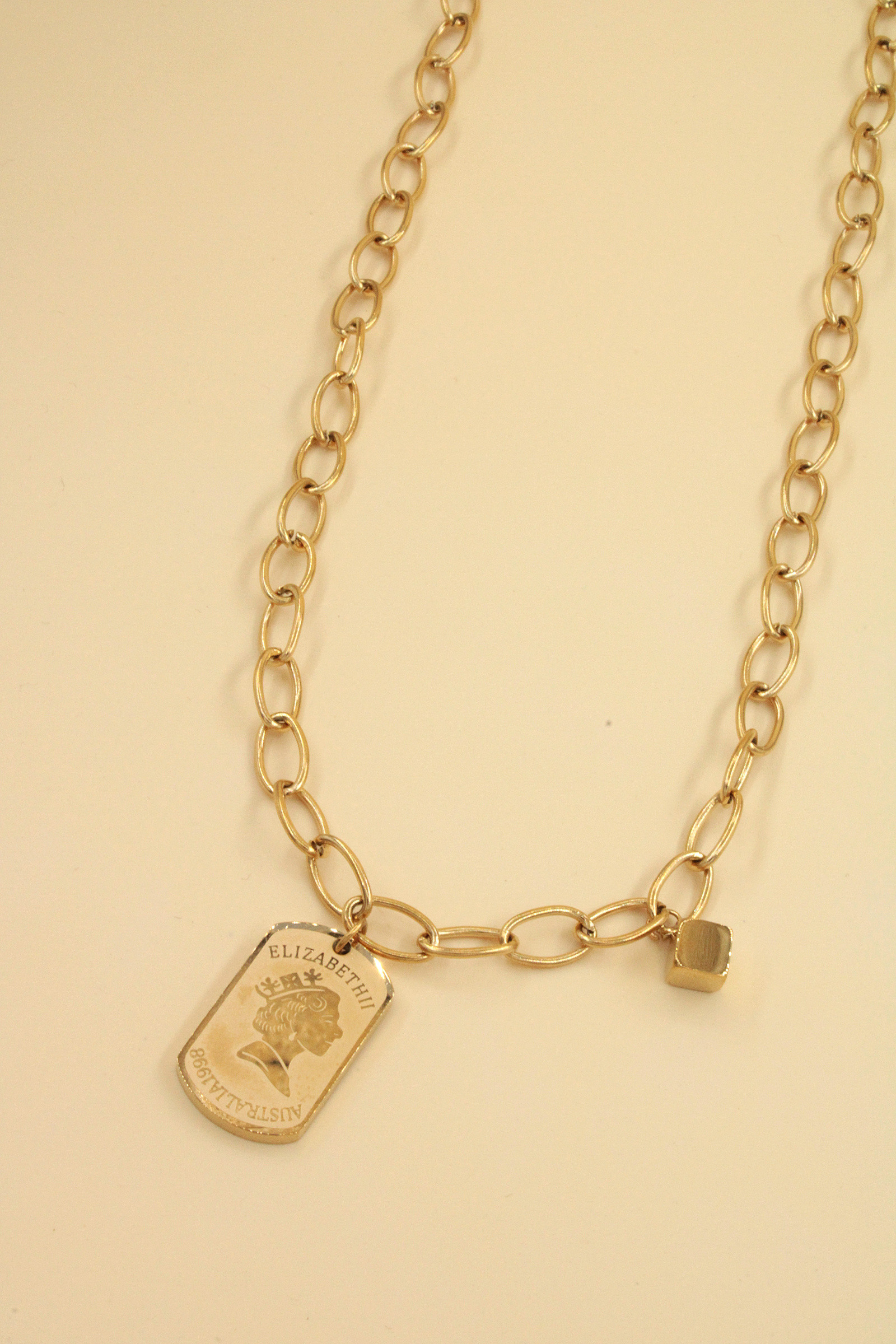 Grossiste MAISON OKAMI - Collier chaîne ovale pendentif plaque Elisabeth II