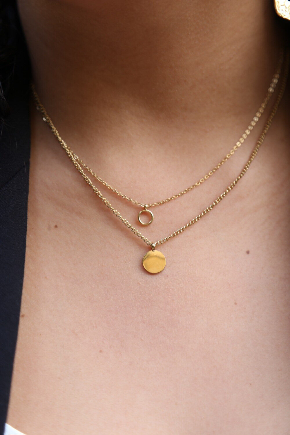 Grossiste MAISON OKAMI - Collier double rang pendentifs cercle et médaille