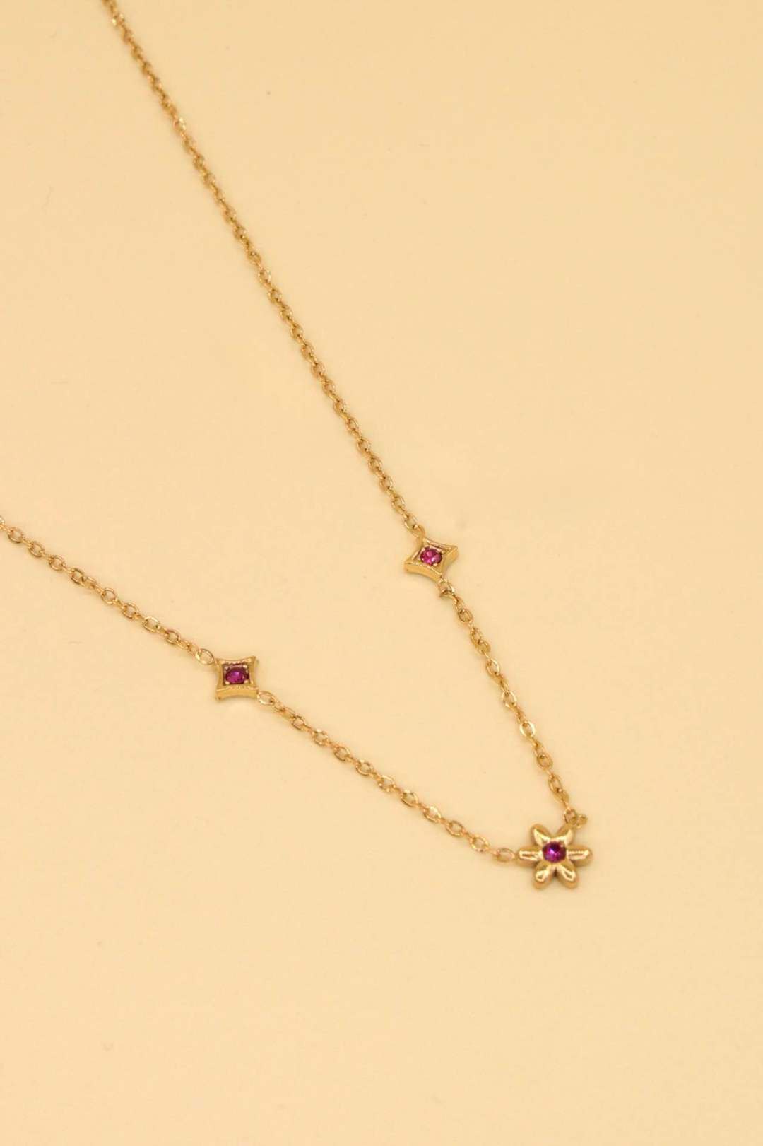 Grossiste MAISON OKAMI - Collier en acier inoxydable avec motifs floraux et pierres naturelles