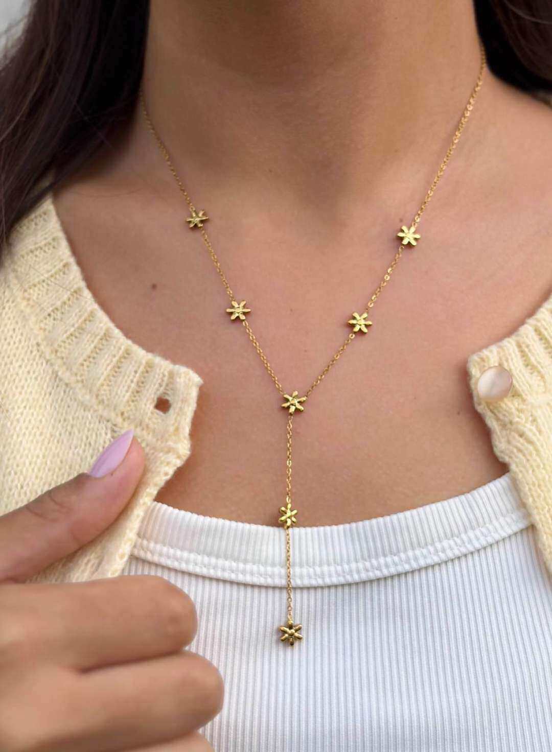 Grossista MAISON OKAMI - Collana senza tempo in acciaio inossidabile con motivi floreali