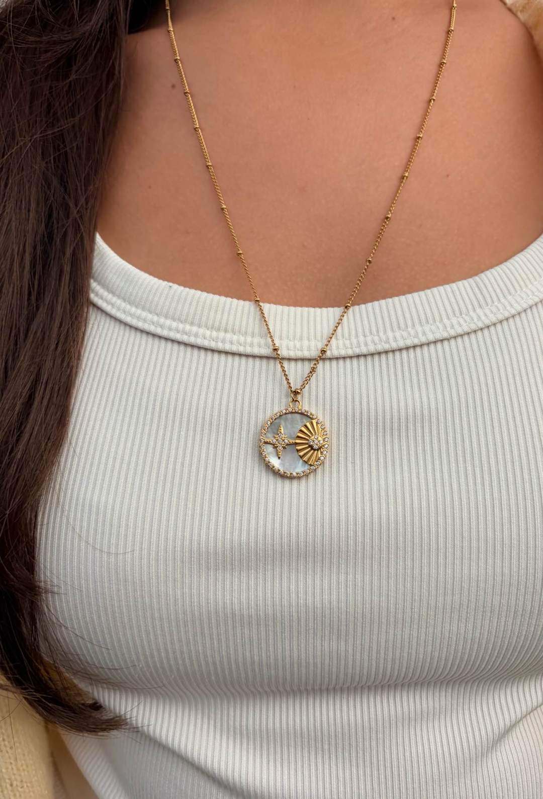 Grossiste MAISON OKAMI - Collier mi-long en acier inoxydable avec motif soleil et lune