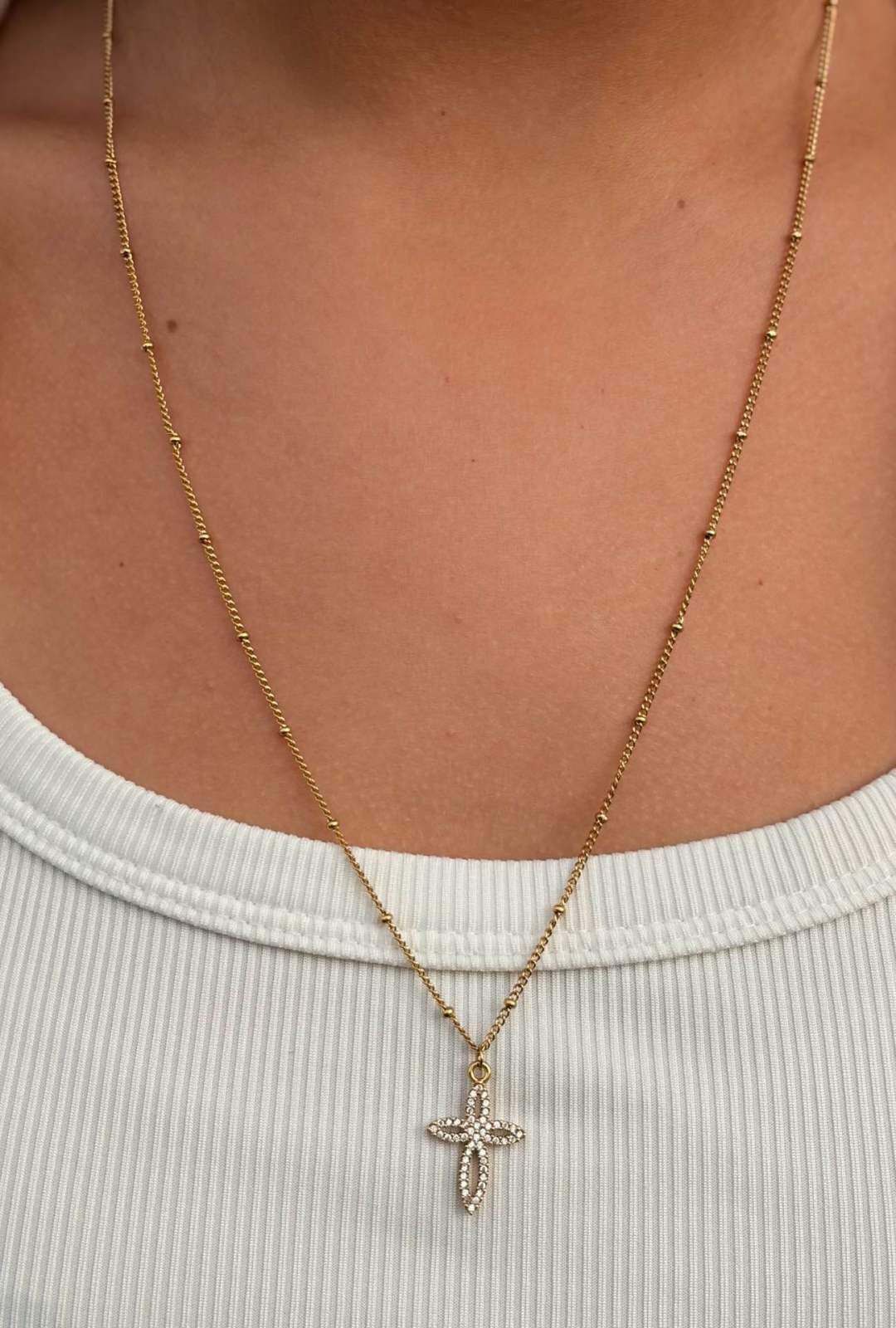 Grossiste MAISON OKAMI - Collier mi-long en Acier Inoxydable avec Pendentif Croix