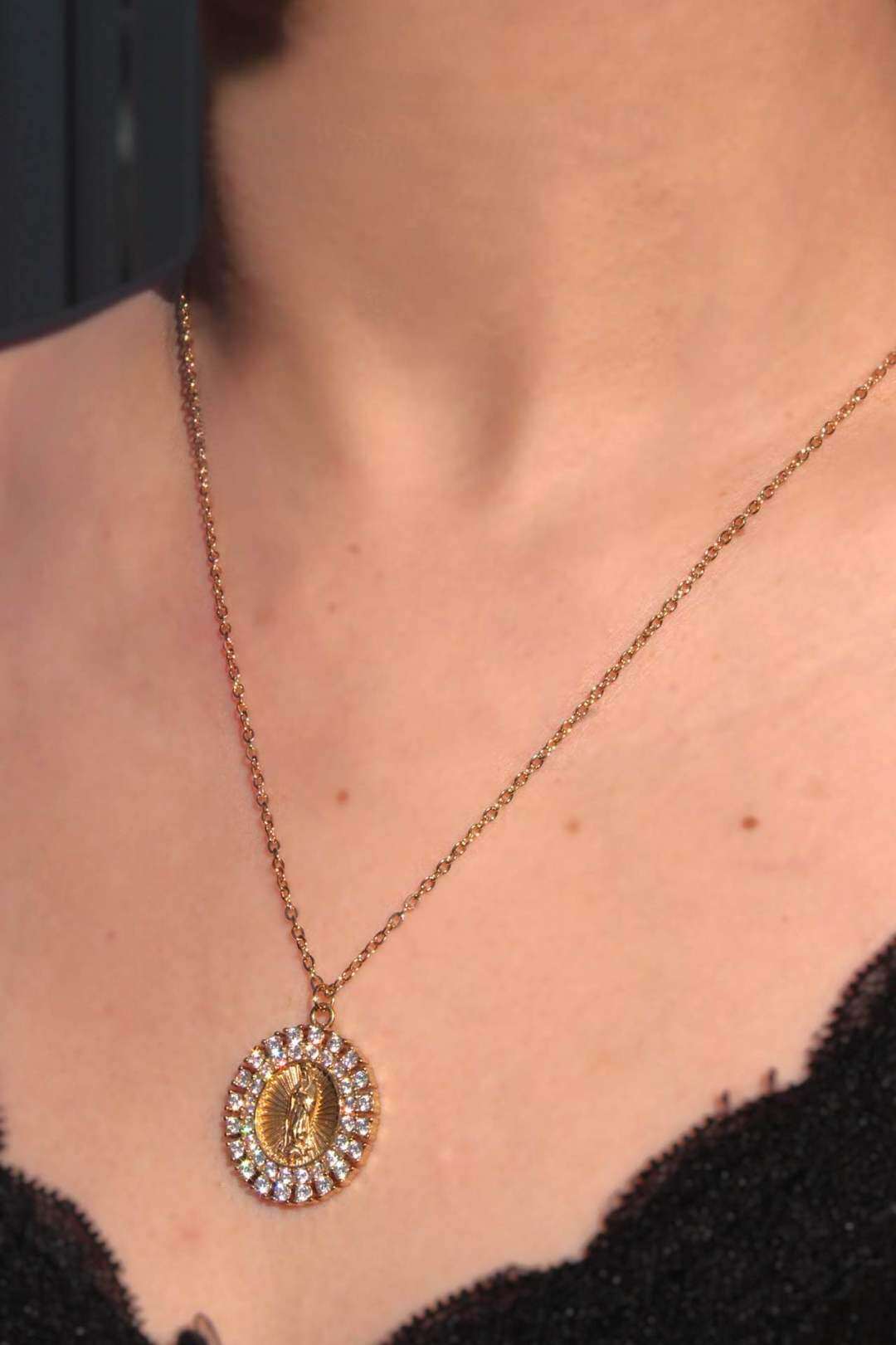 Grossiste MAISON OKAMI - Collier mi-long 50cm en Acier Inoxydable avec Médaille et Strass