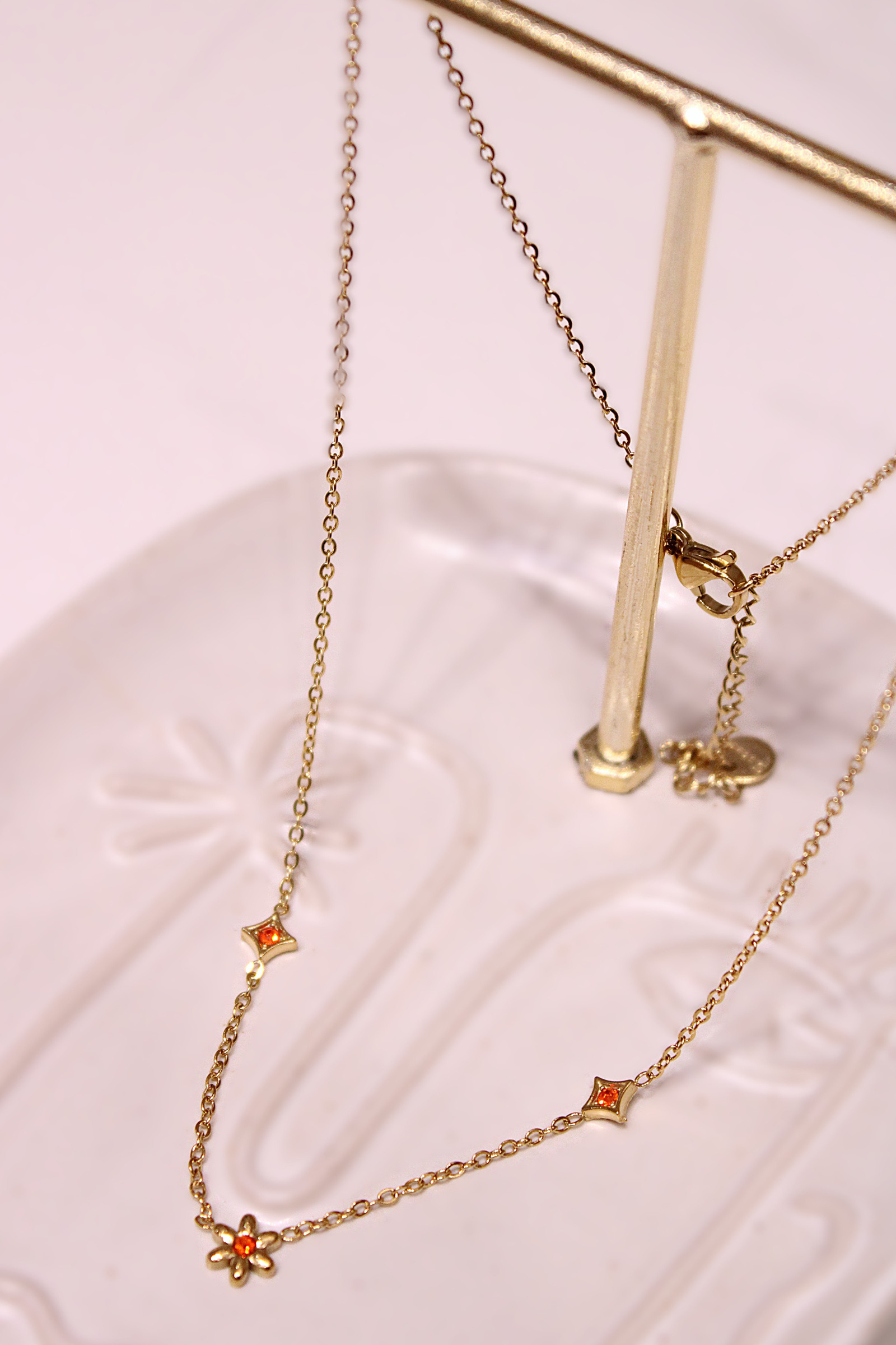 Grossiste MAISON OKAMI - Collier chaîne délicat avec détails floraux en acier inoxydable