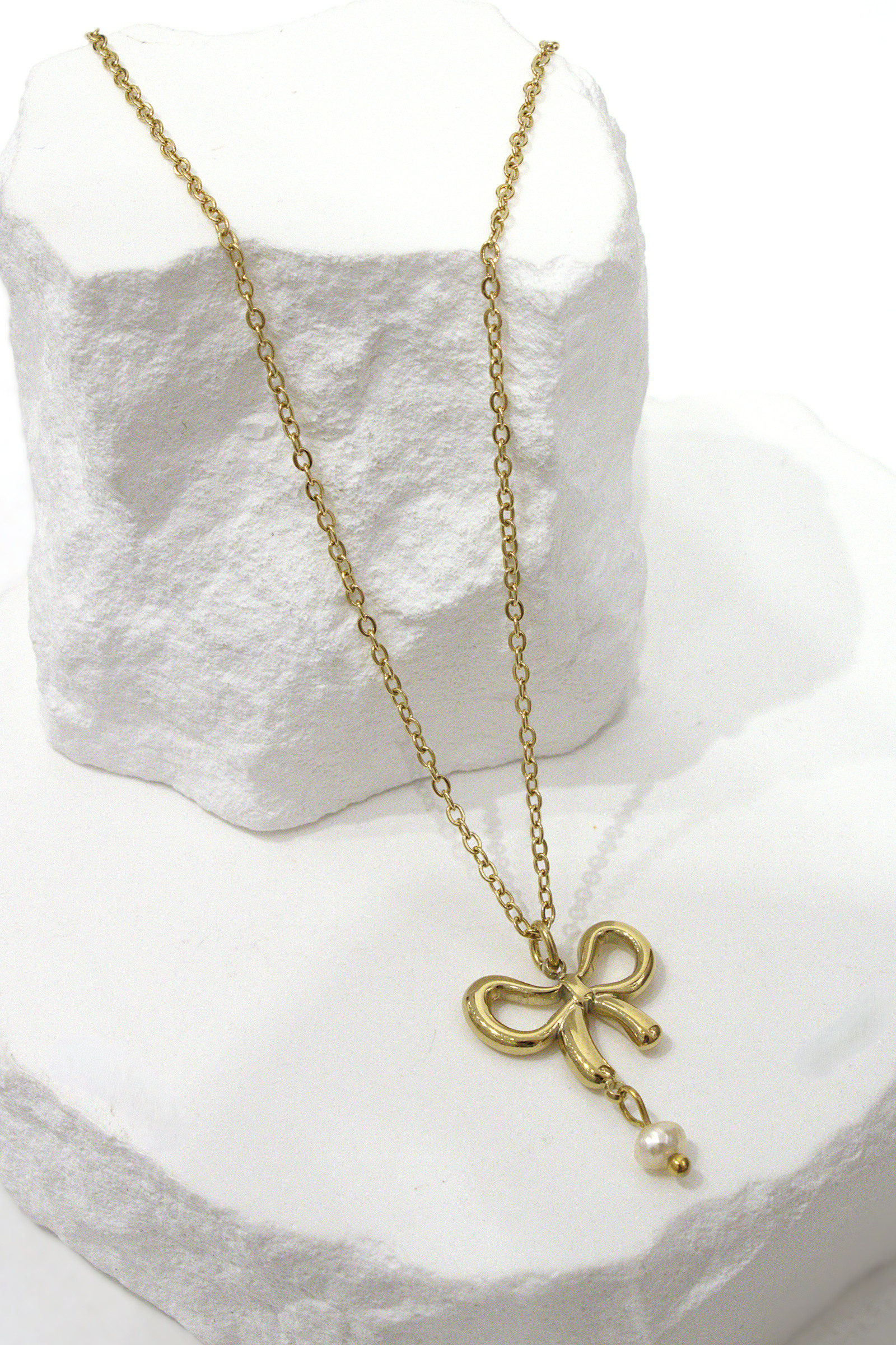 Grossiste MAISON OKAMI - Collier pendentif nœud perle sur chaîne fine dorée