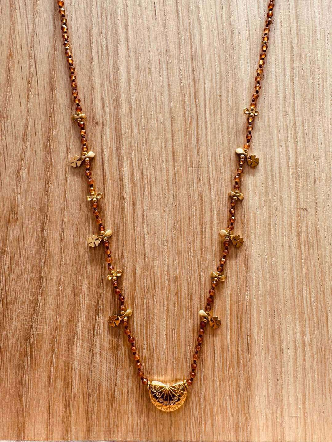 Mayorista MAISON OKAMI - Collar largo con colgante de flor de piedra natural