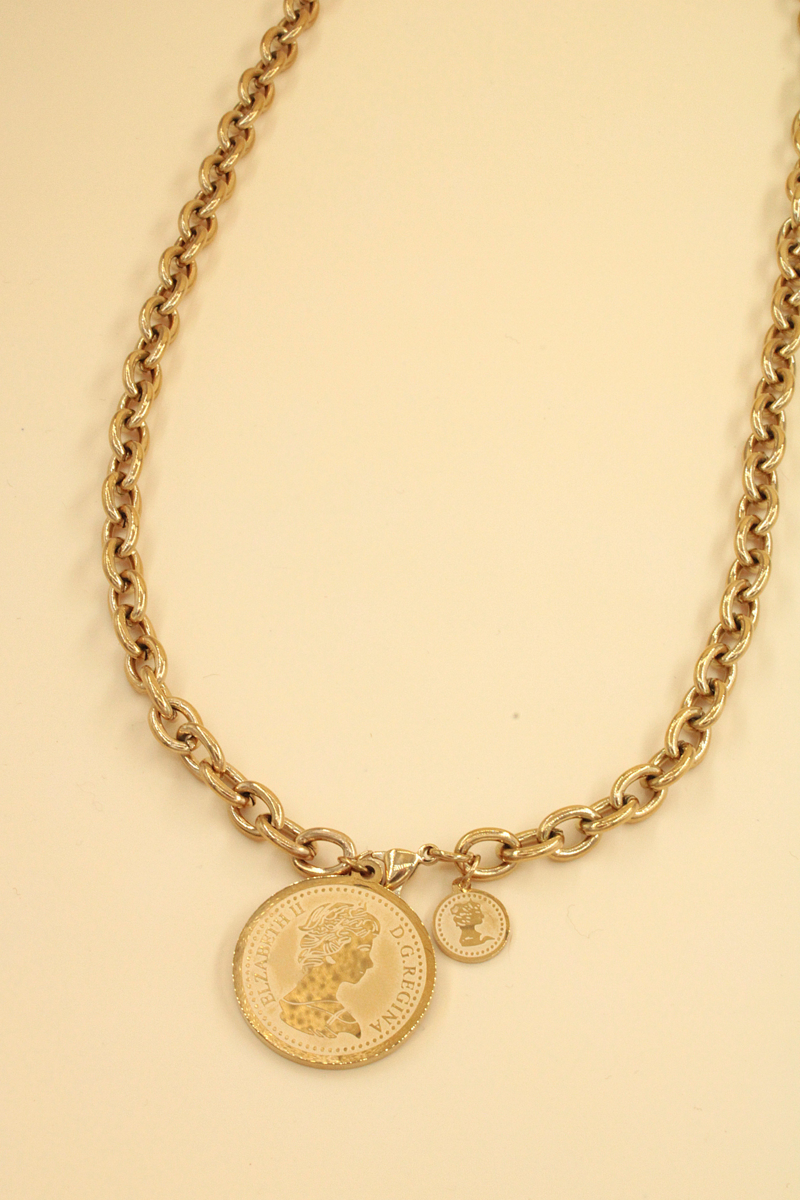 Wholesaler MAISON OKAMI - Gourmet chain necklace with vintage medal pendants