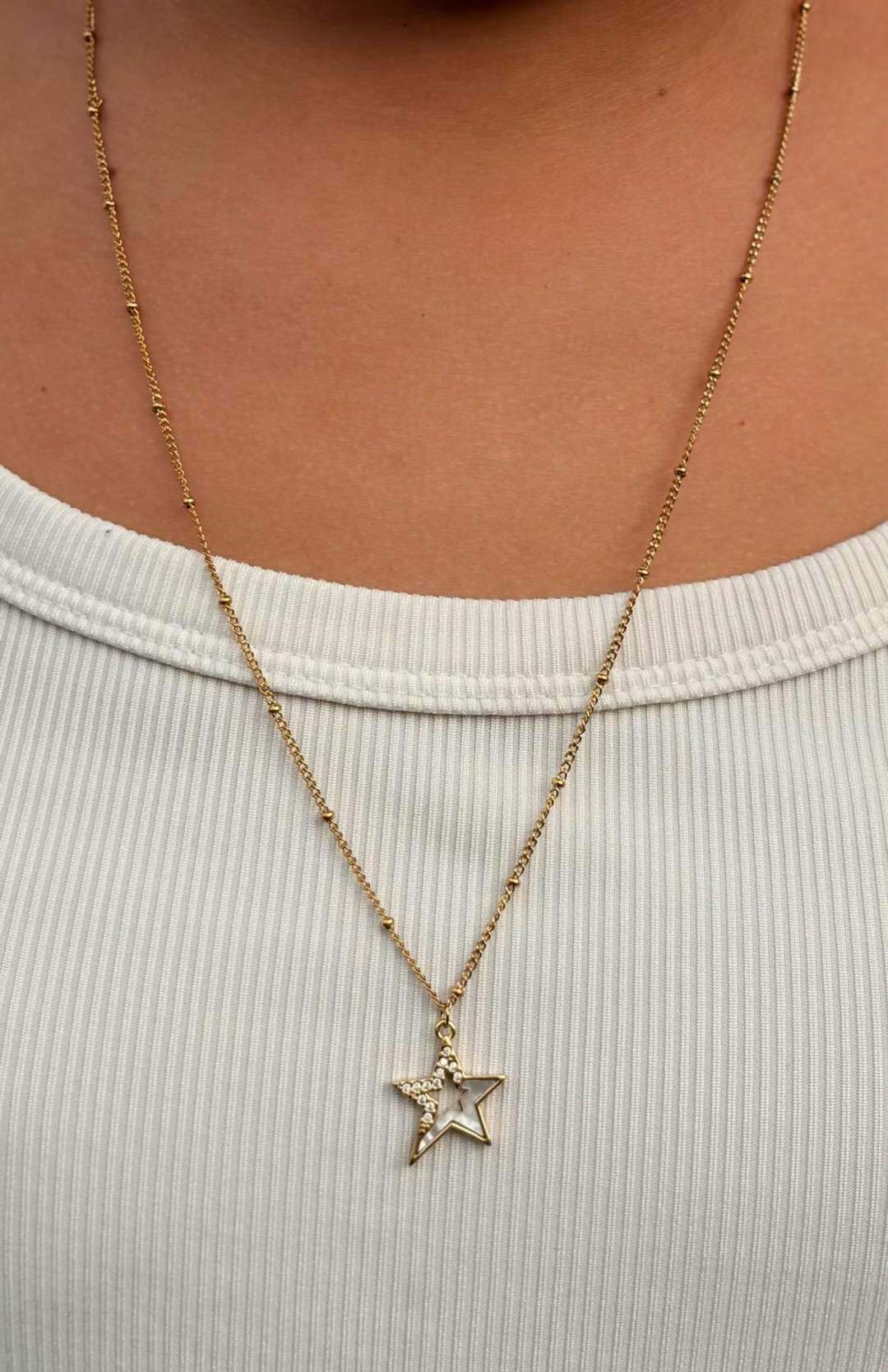 Grossiste MAISON OKAMI - Collier mi-long étoile en acier inoxydable avec chaîne à maillons