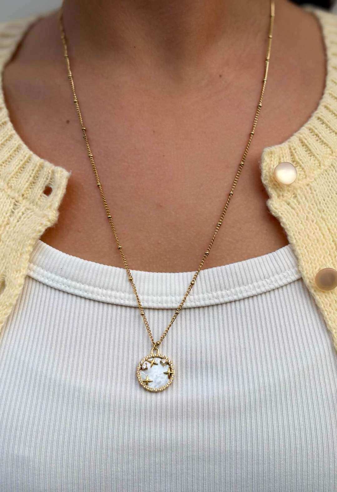 Grossiste MAISON OKAMI - Collier mi-long Étoilé en Acier Inoxydable avec Pendentif Rond