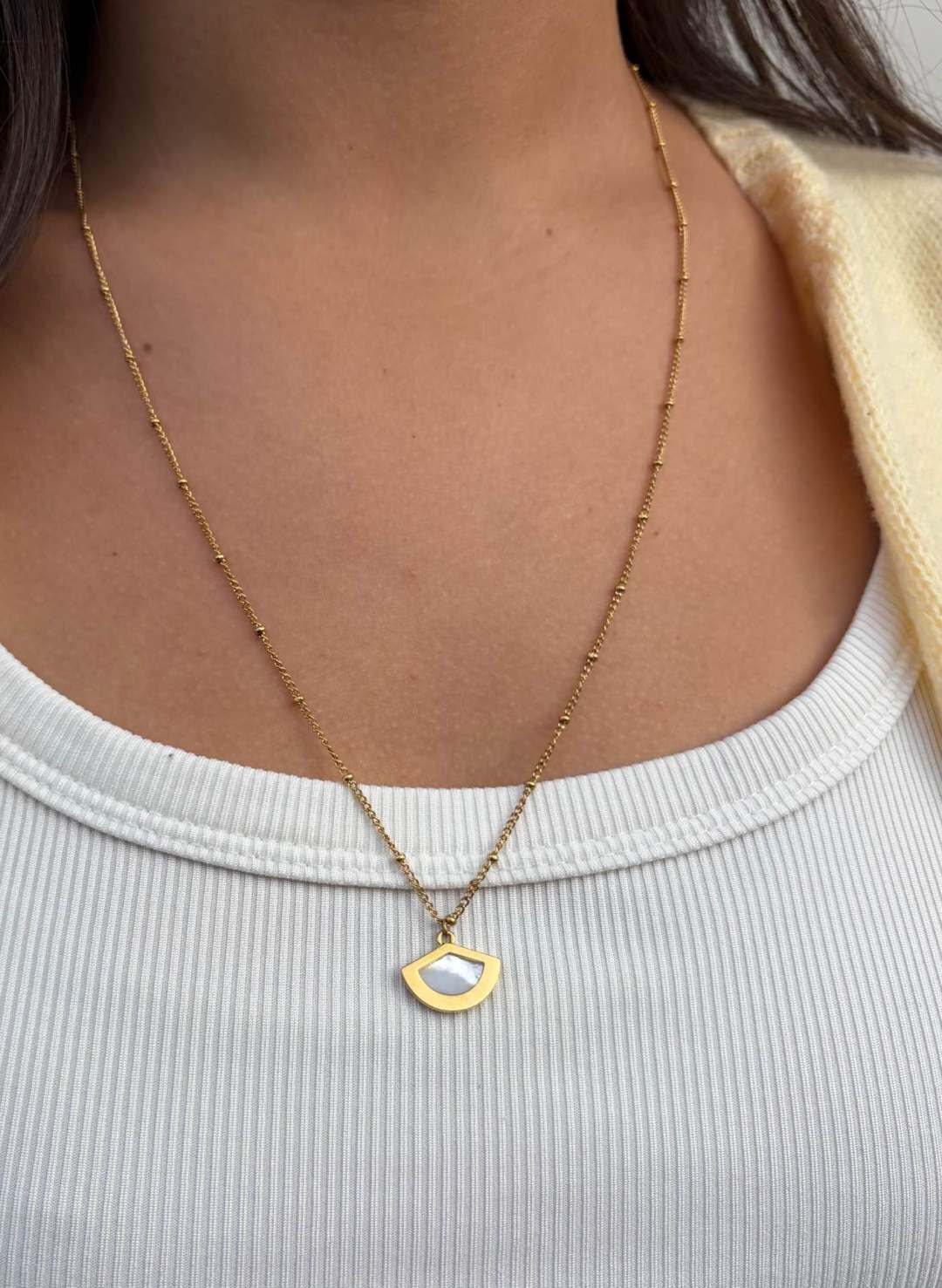 Grossiste MAISON OKAMI - Collier mi-long en Acier Inoxydable avec Pendentif en Forme de Bouclier