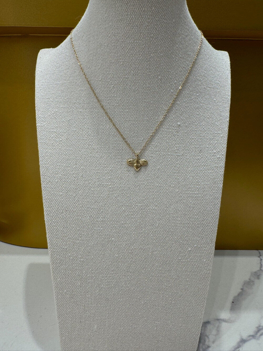 Grossiste MAISON OKAMI - Collier pendentif abeille délicat