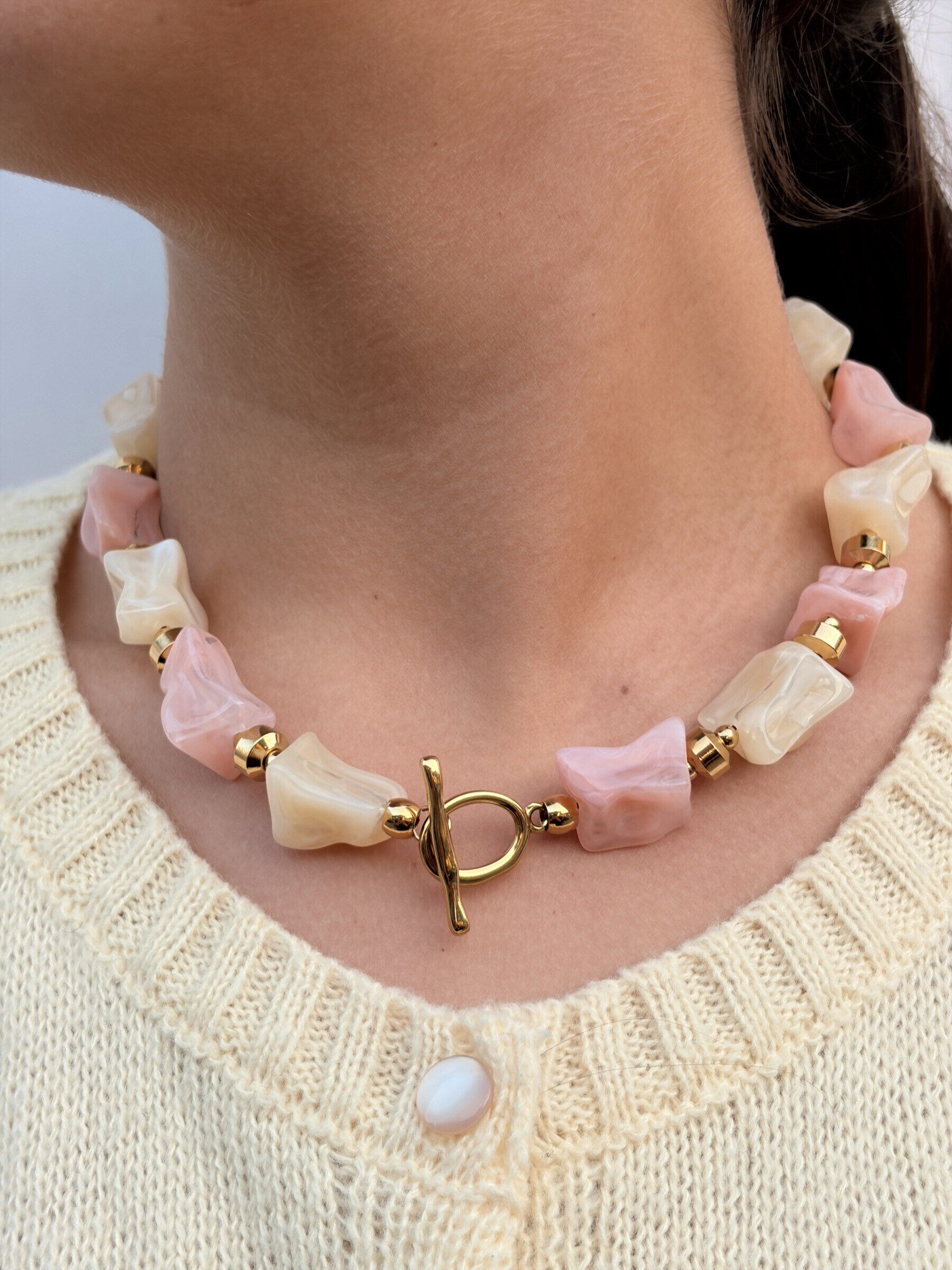 Grossiste MAISON OKAMI - Collier élégant avec perles texturées et fermoir T