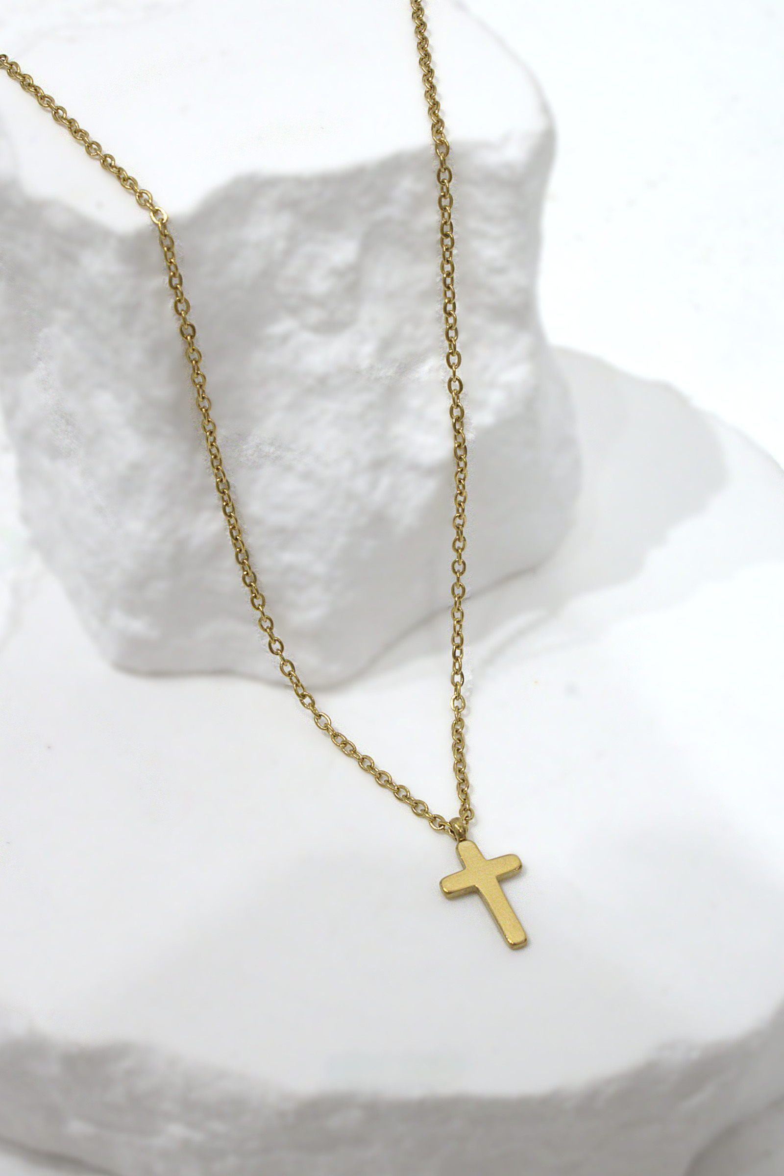 Grossiste MAISON OKAMI - Collier pendentif croix minimaliste finition dorée