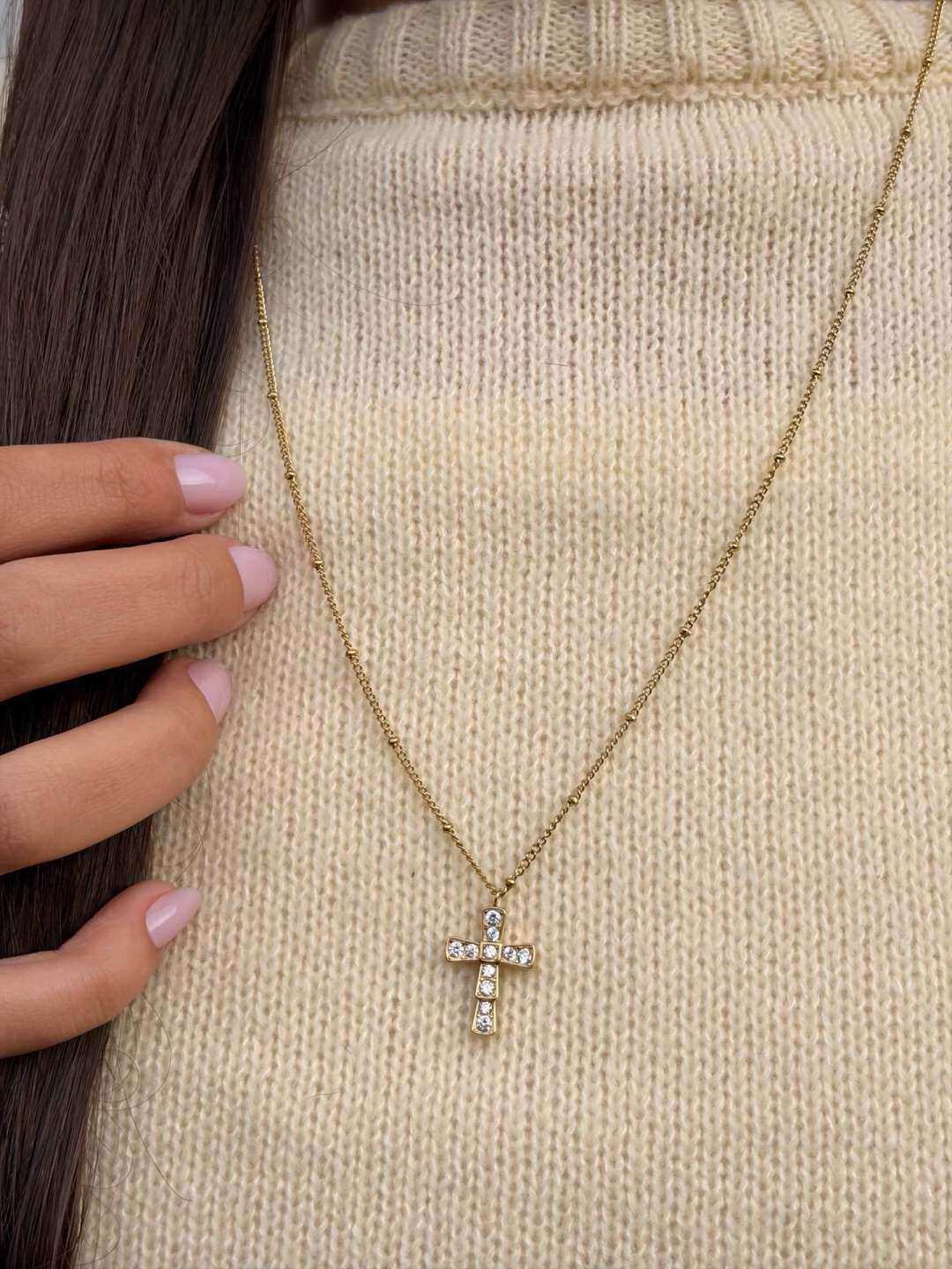 Grossista MAISON OKAMI - Collana a Croce in Acciaio Inossidabile di Media Lunghezza con Dettagli Scintillanti