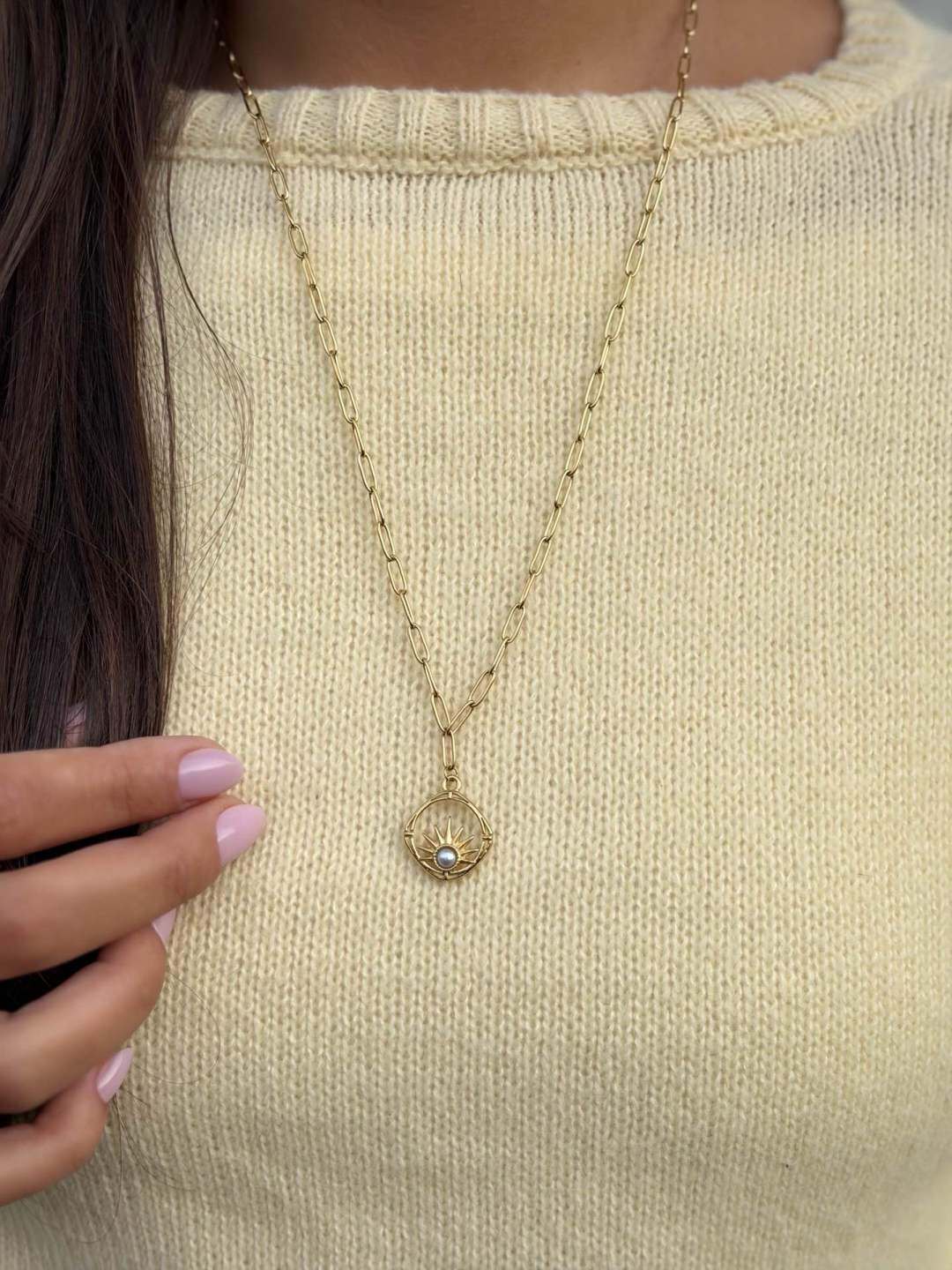 Grossiste MAISON OKAMI - Collier mi-long en acier inoxydable avec médaille à motif délicat