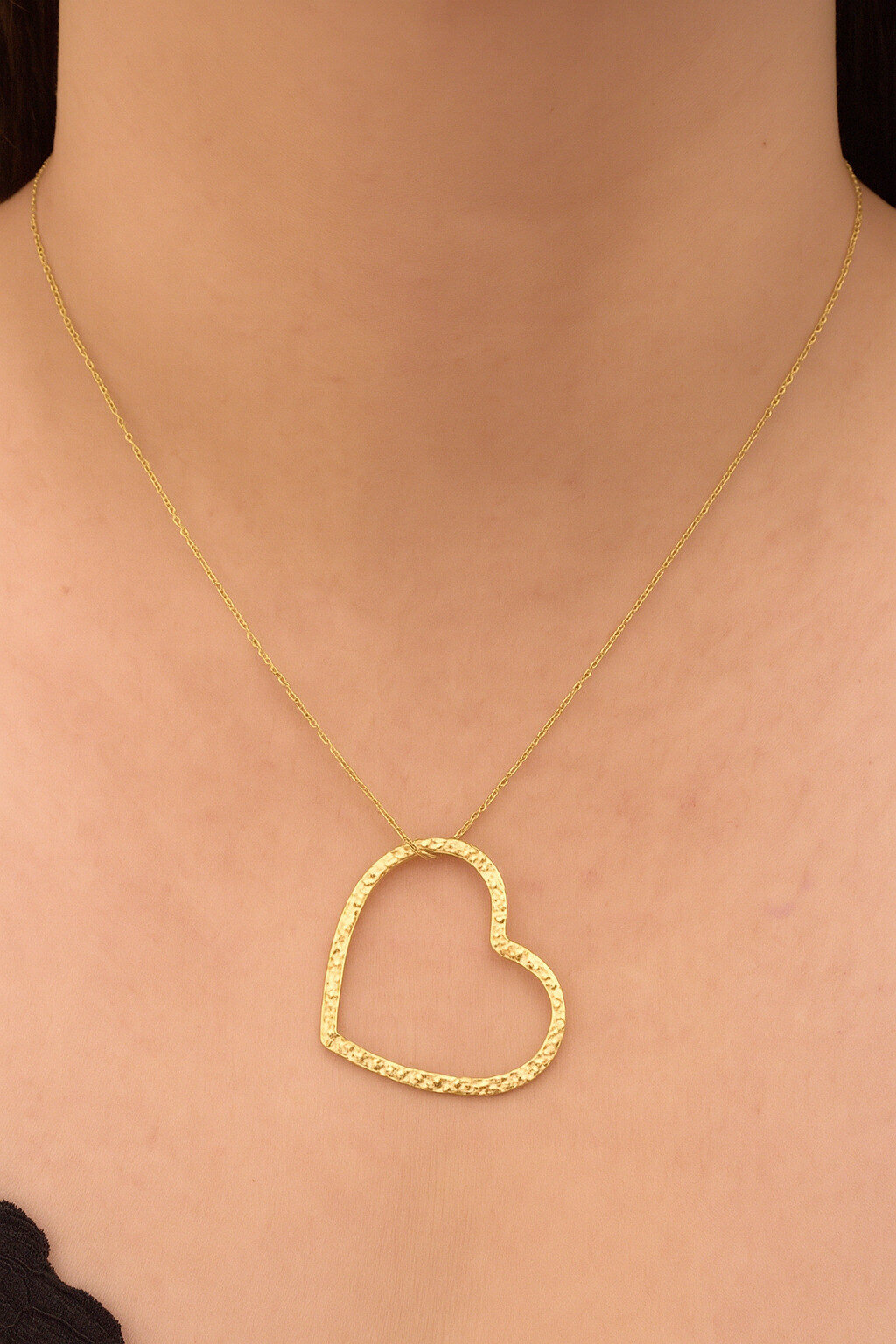 Wholesaler MAISON OKAMI - Hammered openwork heart necklace in stainless steel