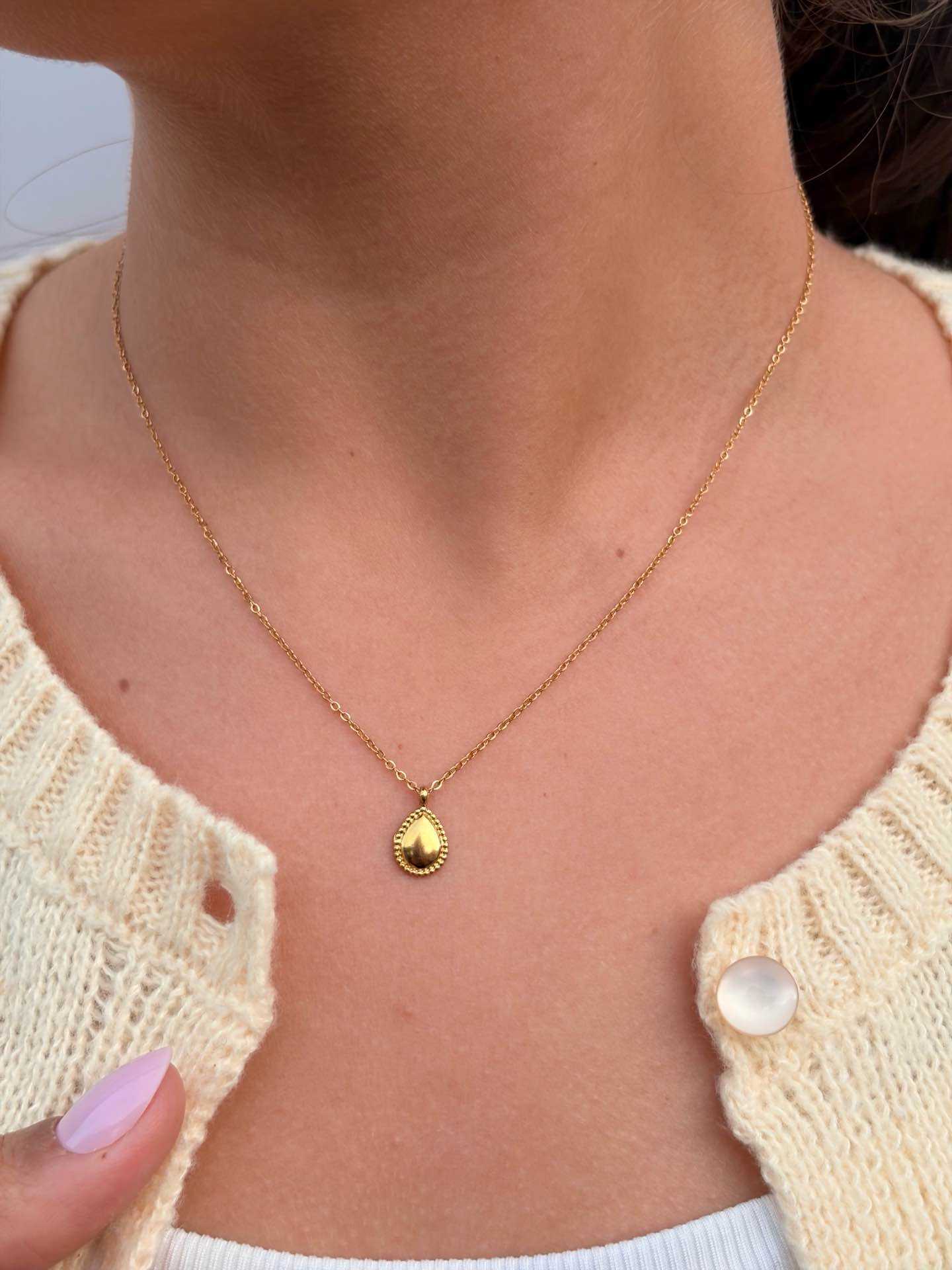 Grossiste MAISON OKAMI - Collier en Acier Inoxydable avec Médaillon en Forme de Goutte