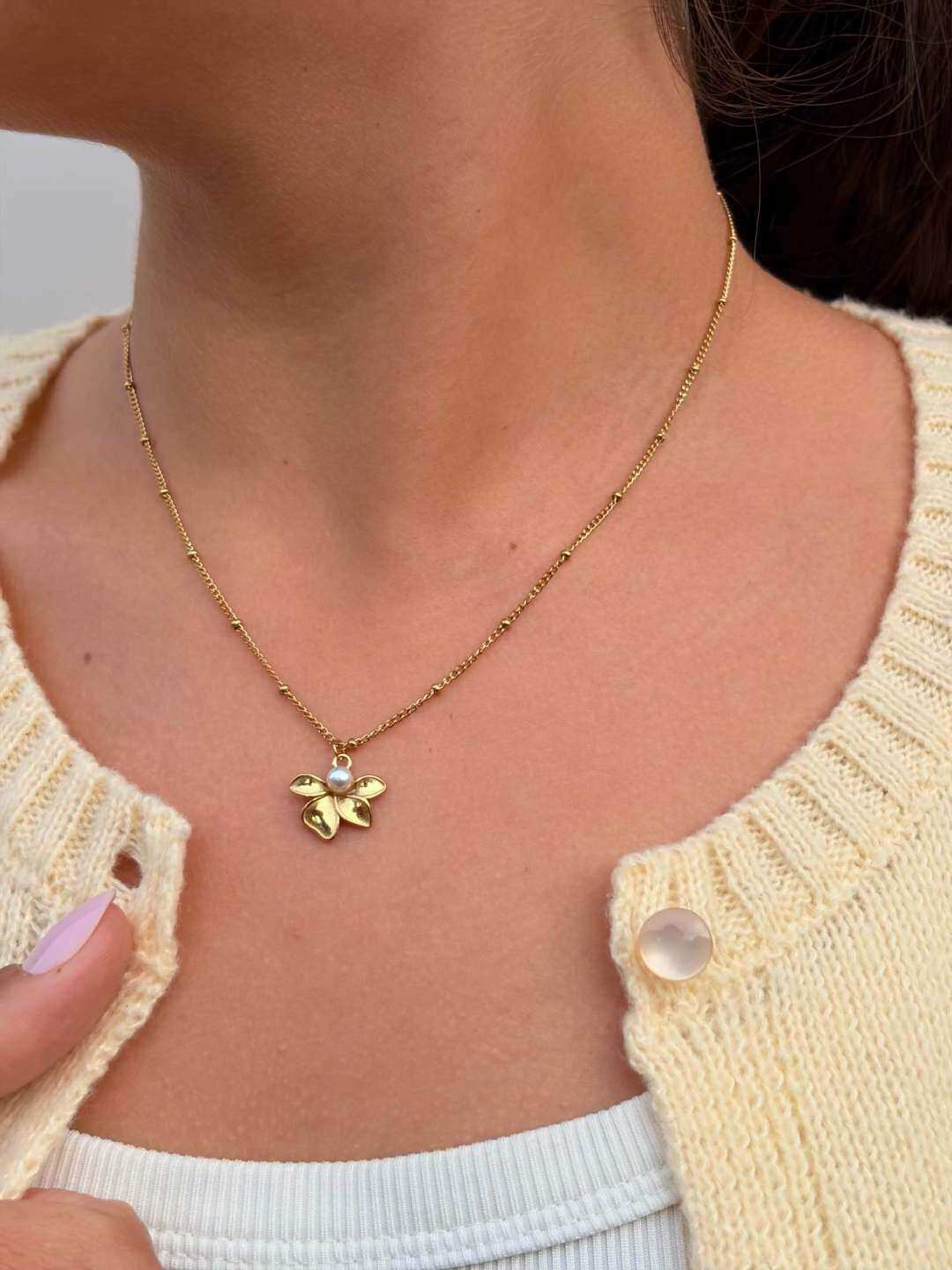 Grossiste MAISON OKAMI - Collier en acier inoxydable avec pendentif floral et chaîne délicate