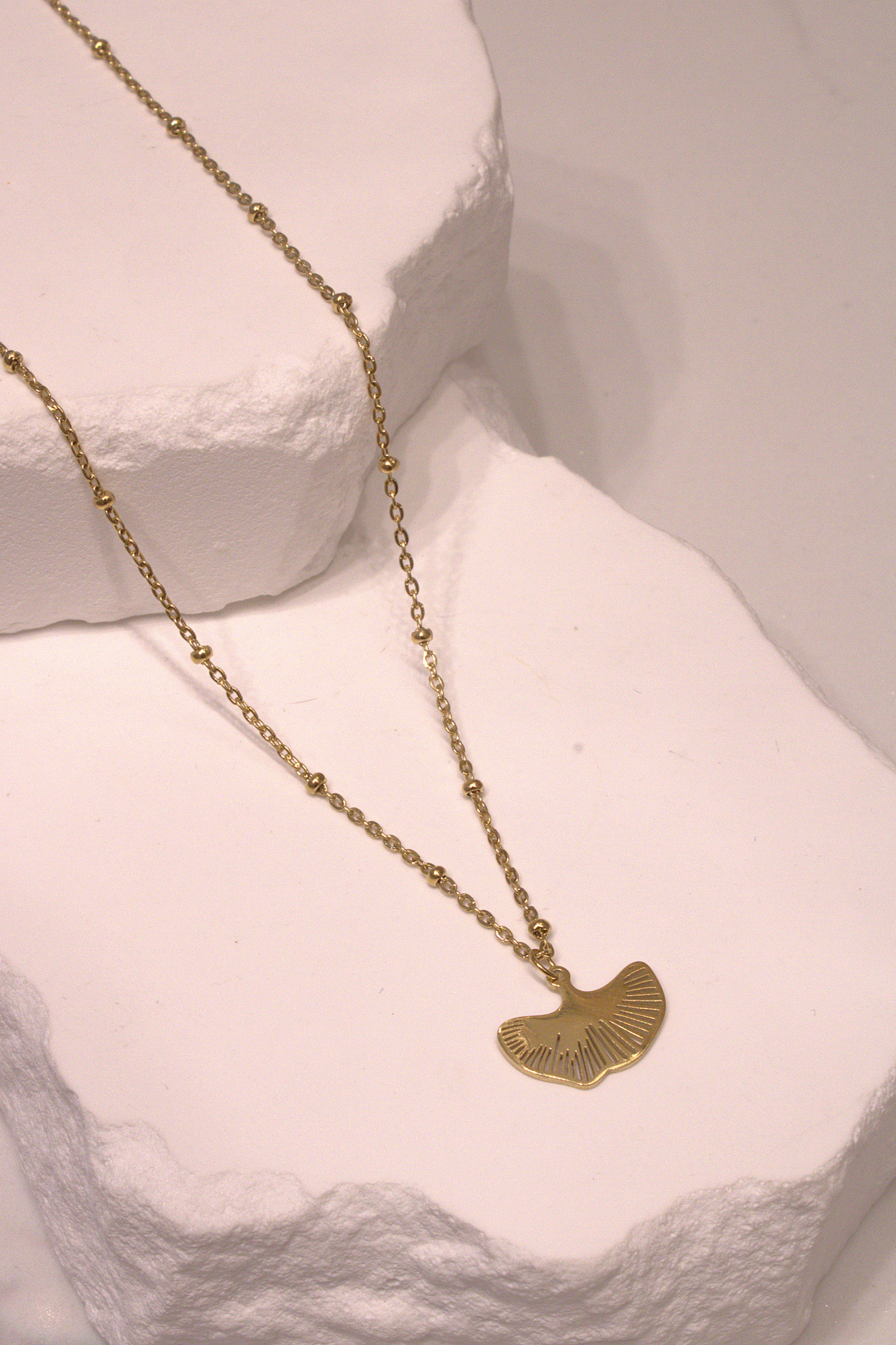 Grossiste MAISON OKAMI - Collier pendentif feuille de ginkgo en acier inoxydable