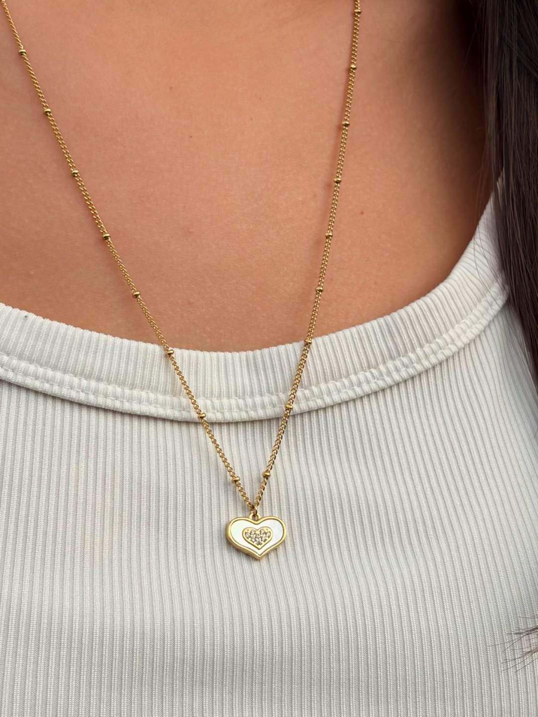 Grossiste MAISON OKAMI - Collier mi-long en Acier Inoxydable avec Pendentif en Forme de Cœur